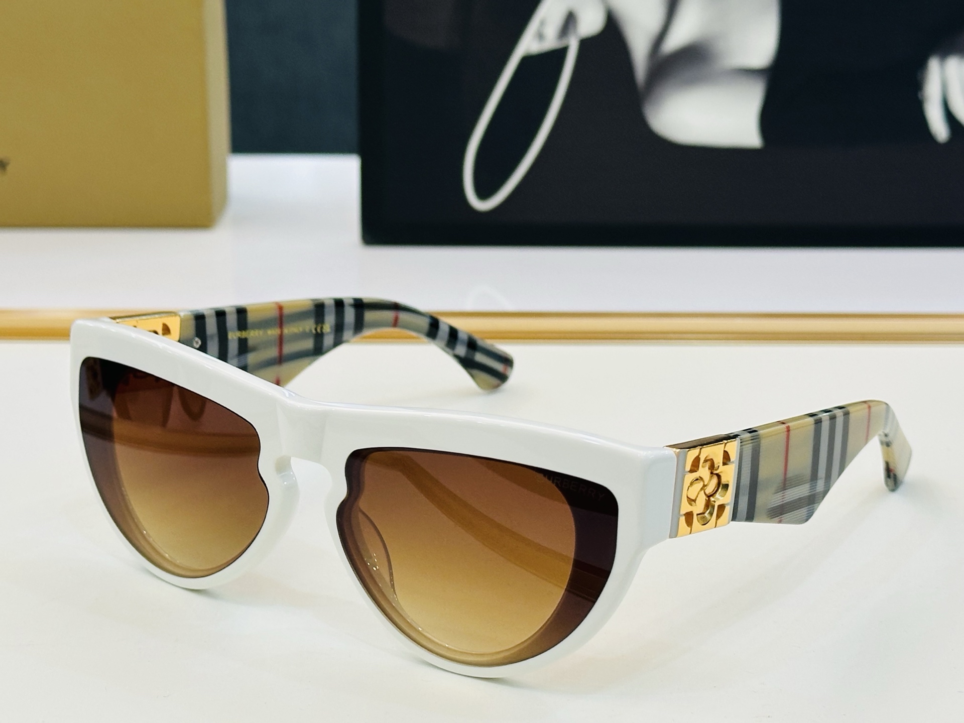 高品质✨BURBERR*✨ 巴家 BE4422U     Size：59口19-130   女款太阳眼镜