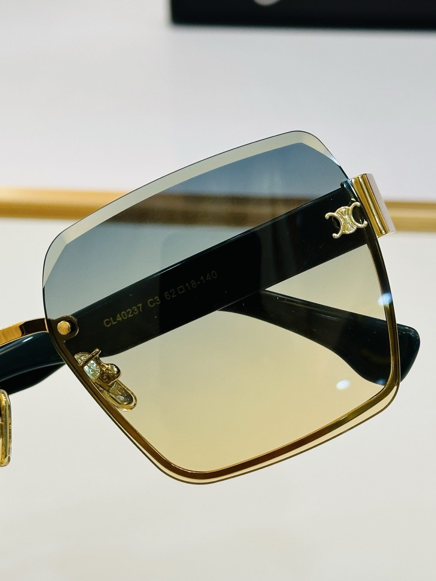 CELINE】赛琳 CL40237  Size：62口18-140 一直热销的款式，欧美风 光泽度好  