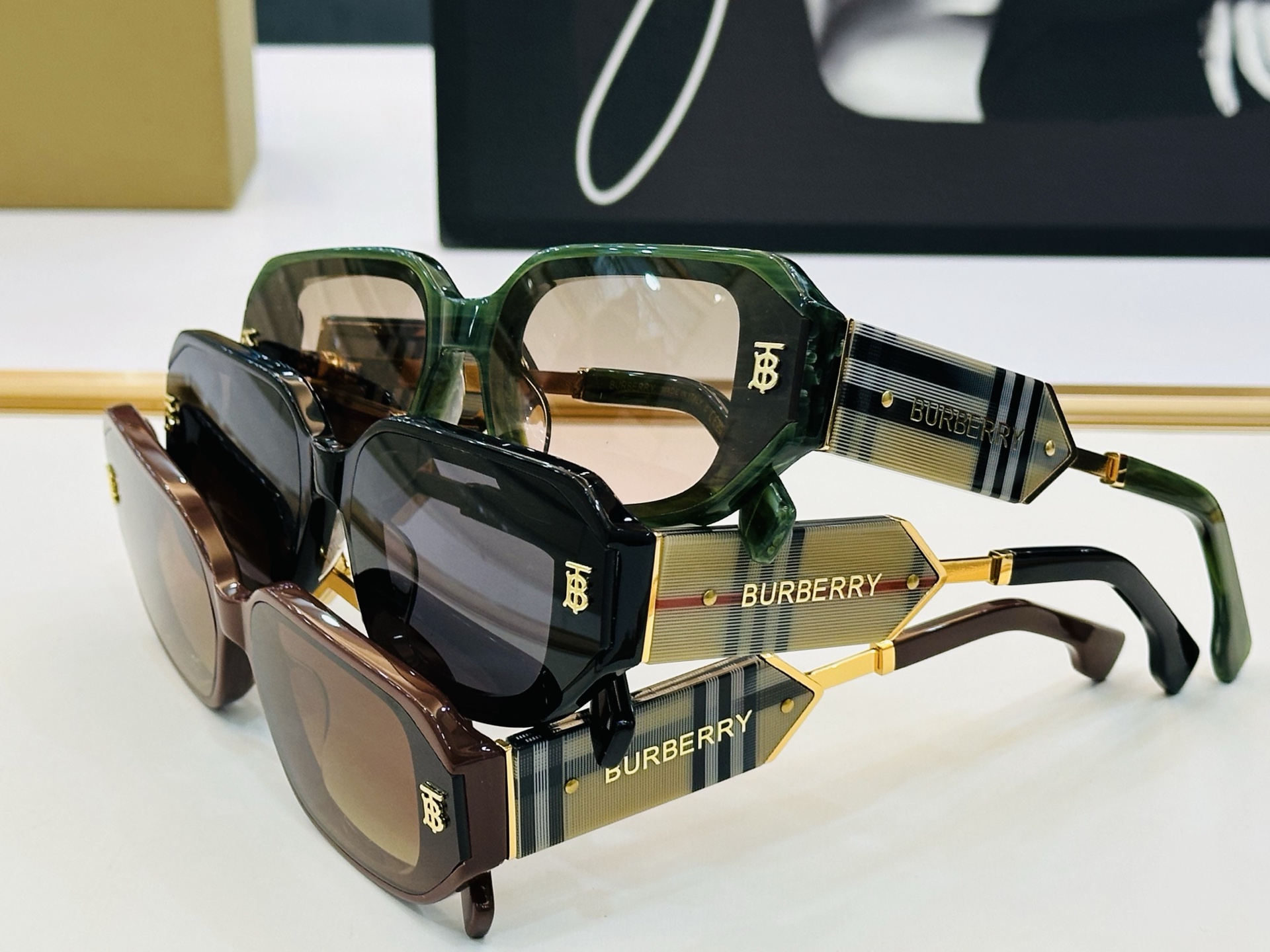 高品质✨BURBERR*✨ 巴家 BE6019 Size：65口15-143   女款太阳眼镜得意🌲🌲 