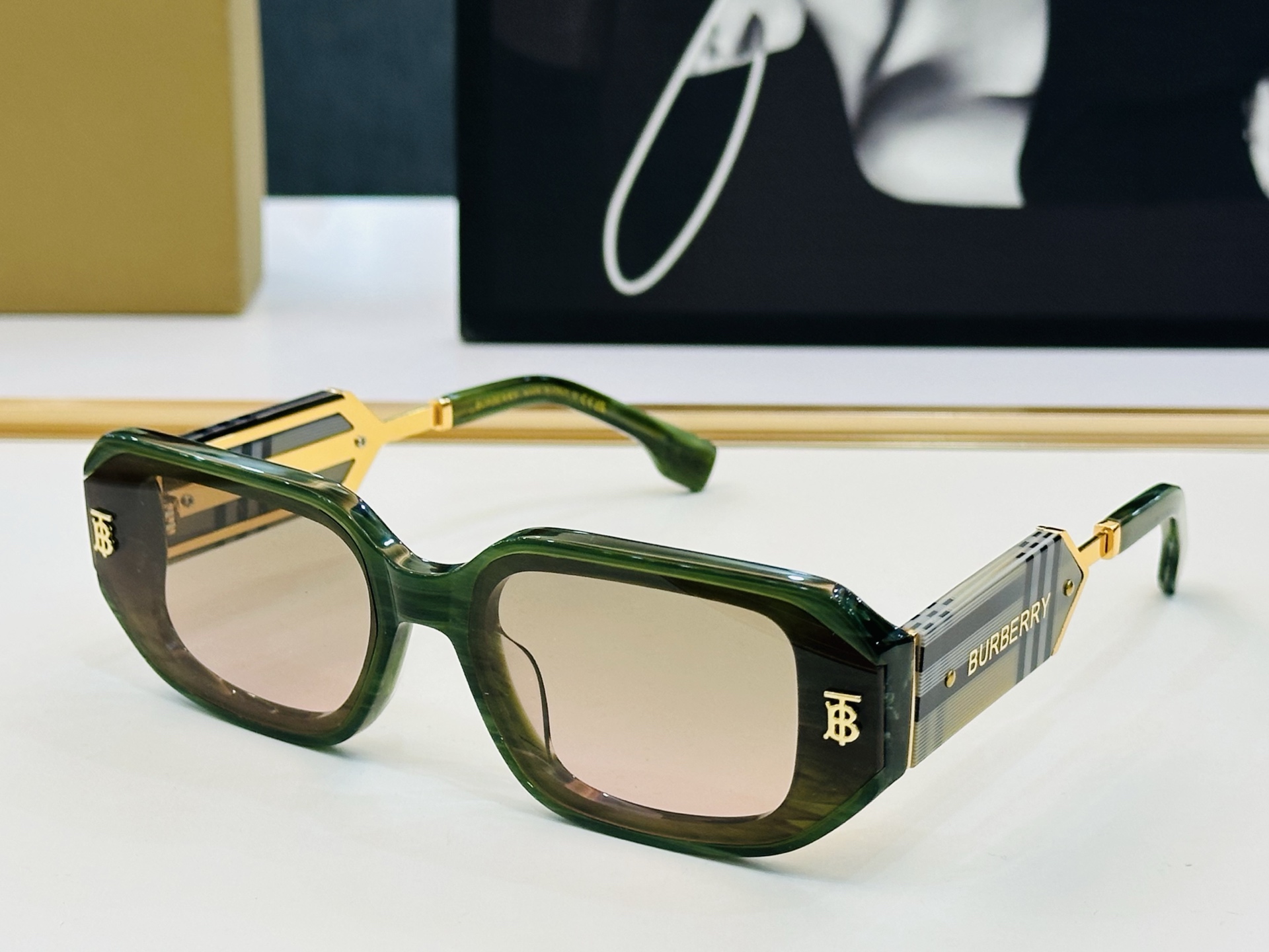 高品质✨BURBERR*✨ 巴家 BE6019 Size：65口15-143   女款太阳眼镜得意🌲🌲 