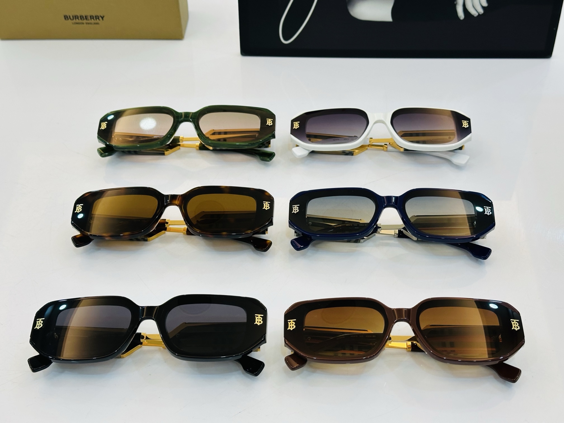 高品质✨BURBERR*✨ 巴家 BE6019 Size：65口15-143   女款太阳眼镜得意🌲🌲 