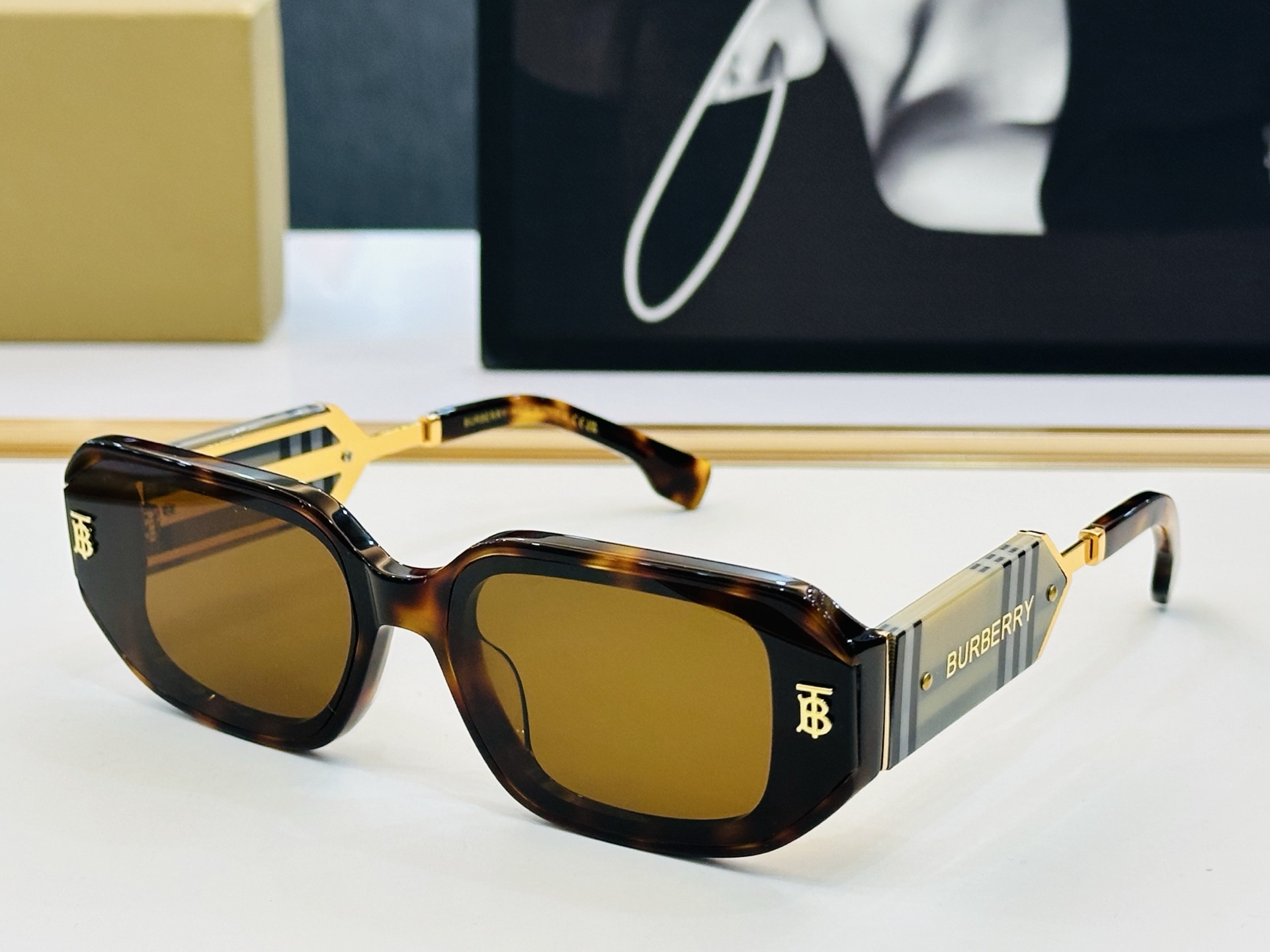 高品质✨BURBERR*✨ 巴家 BE6019 Size：65口15-143   女款太阳眼镜得意🌲🌲 