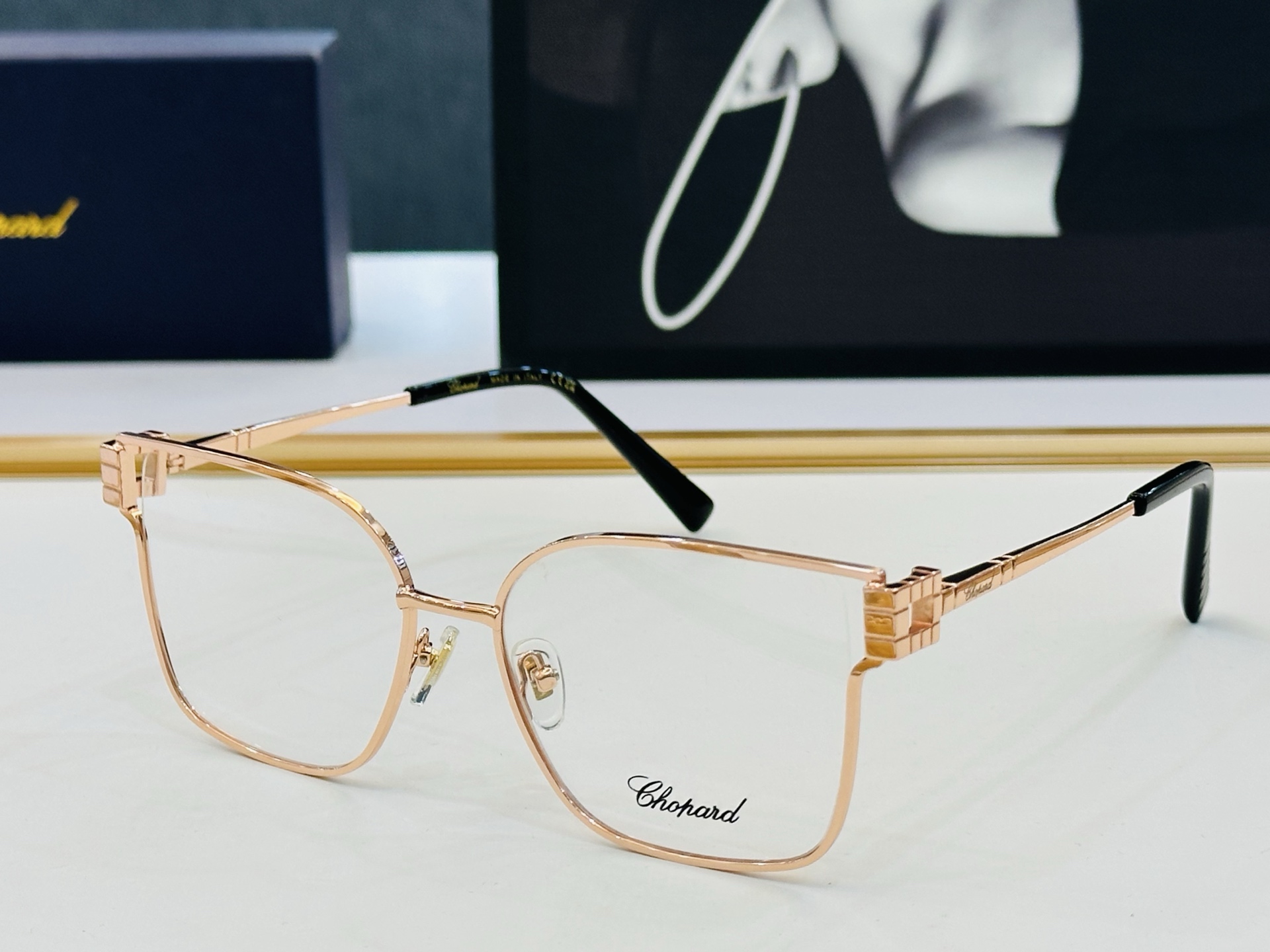 原版 ChoPard肖邦 MODEL VCHL58M Size：55口18-142  以现代时尚的设计风