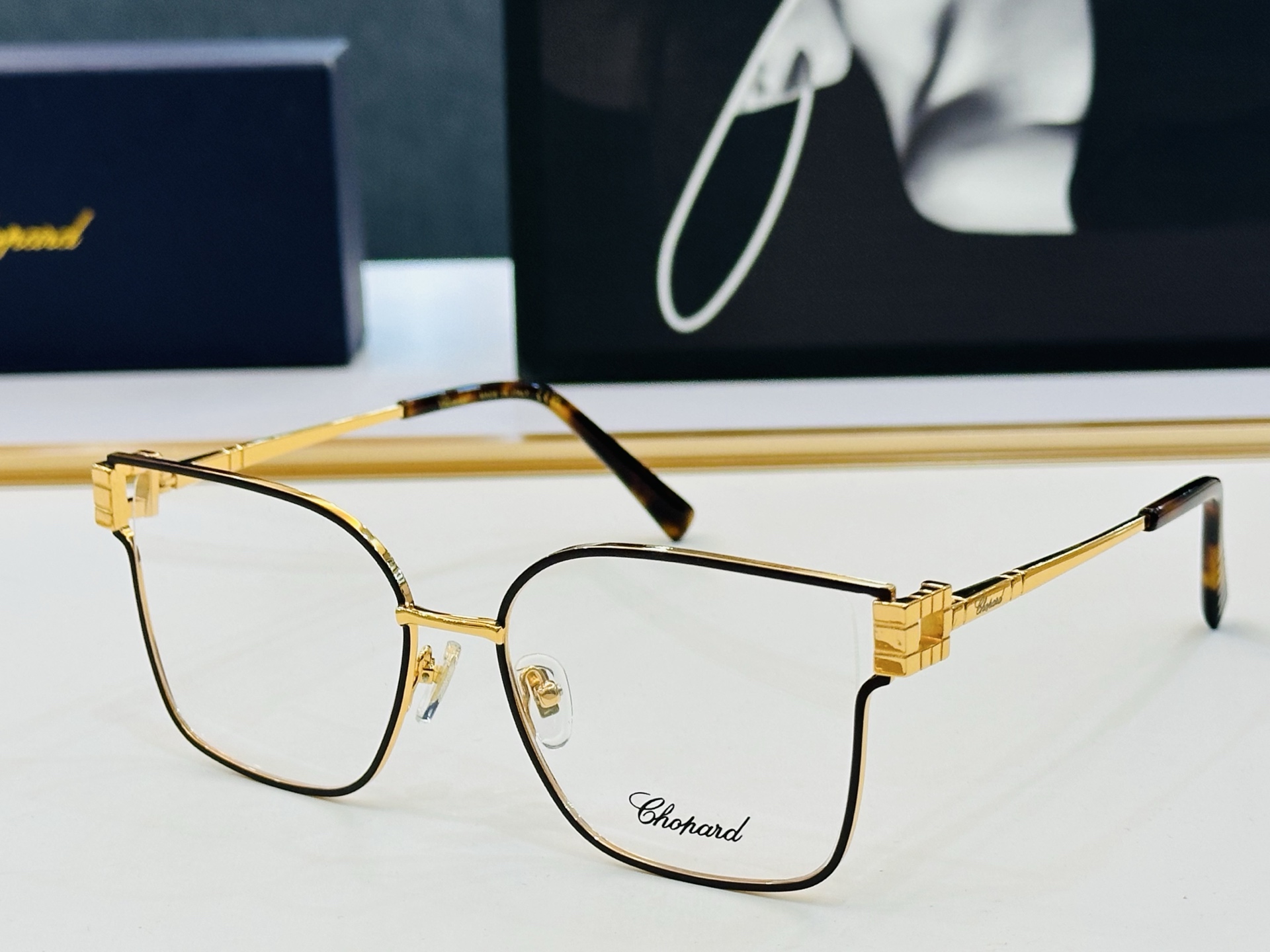 原版 ChoPard肖邦 MODEL VCHL58M Size：55口18-142  以现代时尚的设计风