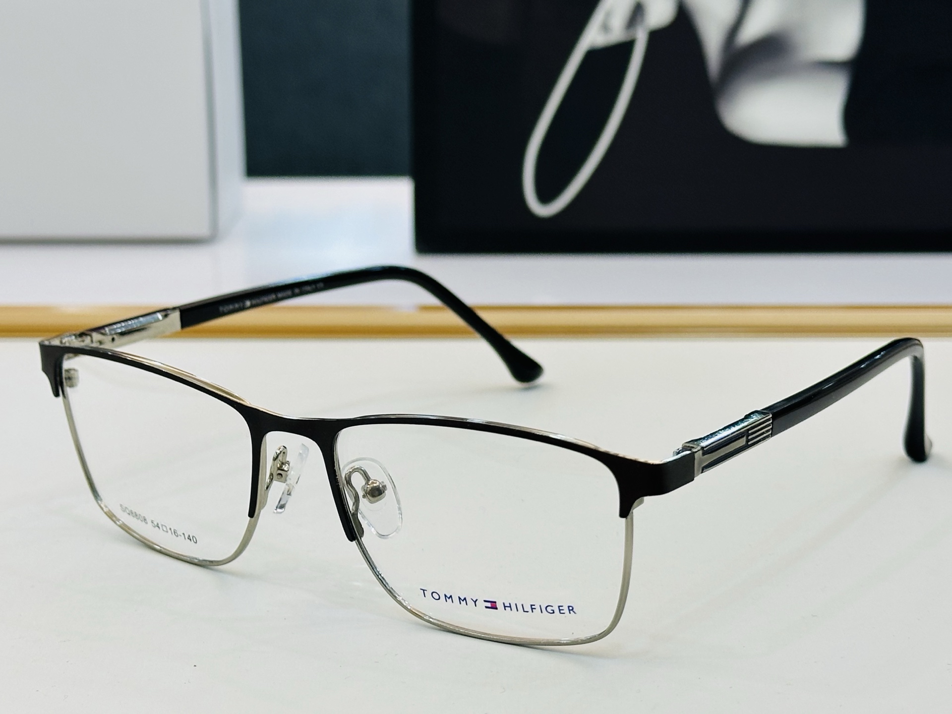 官网同步发售TOMMY HILFIGER 板材框 SQ8808 SIZE：54口16-140 简单大气 