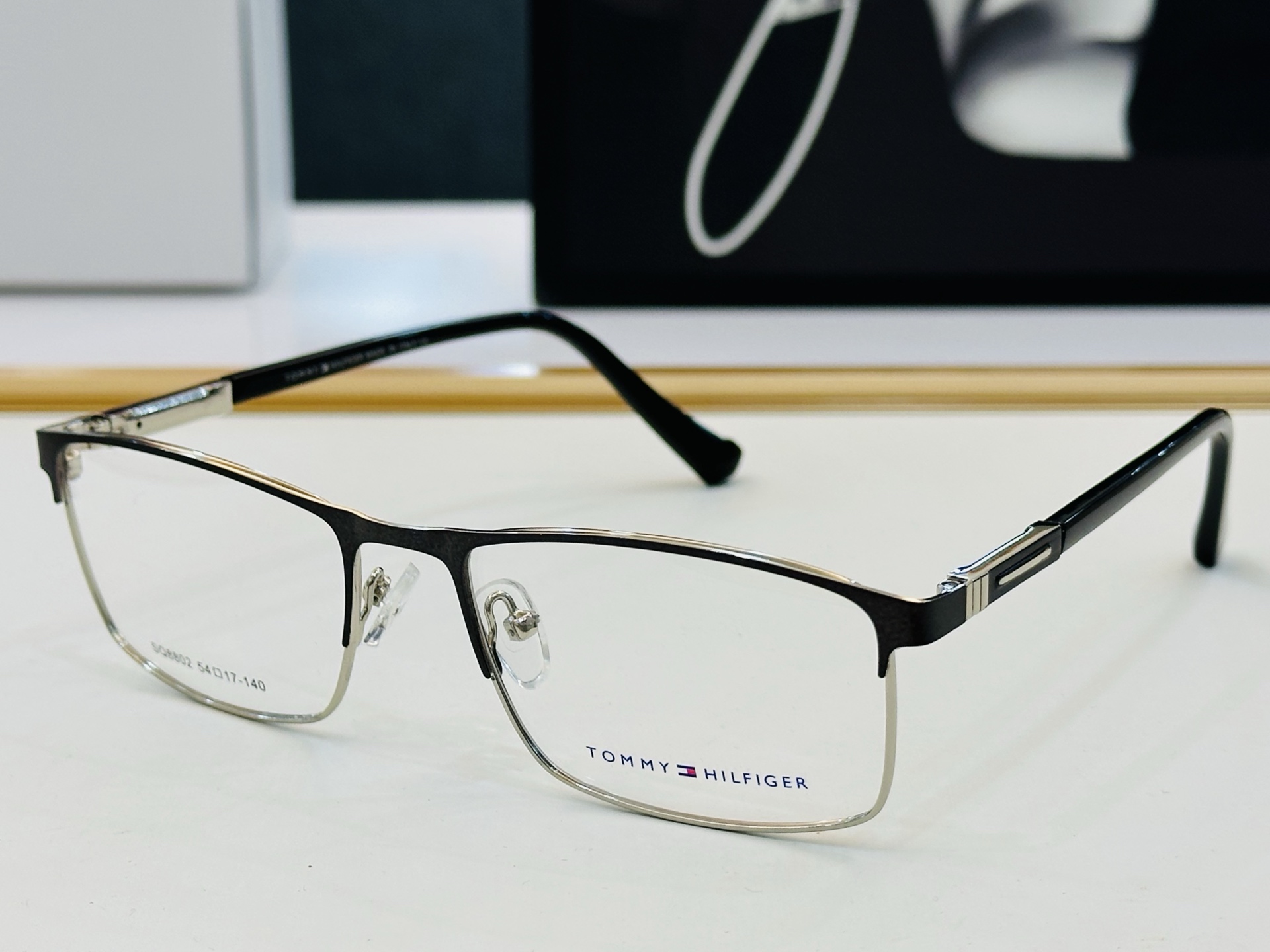 官网同步发售TOMMY HILFIGER 板材框 SQ8802  SIZE：54口17-140 简单大气