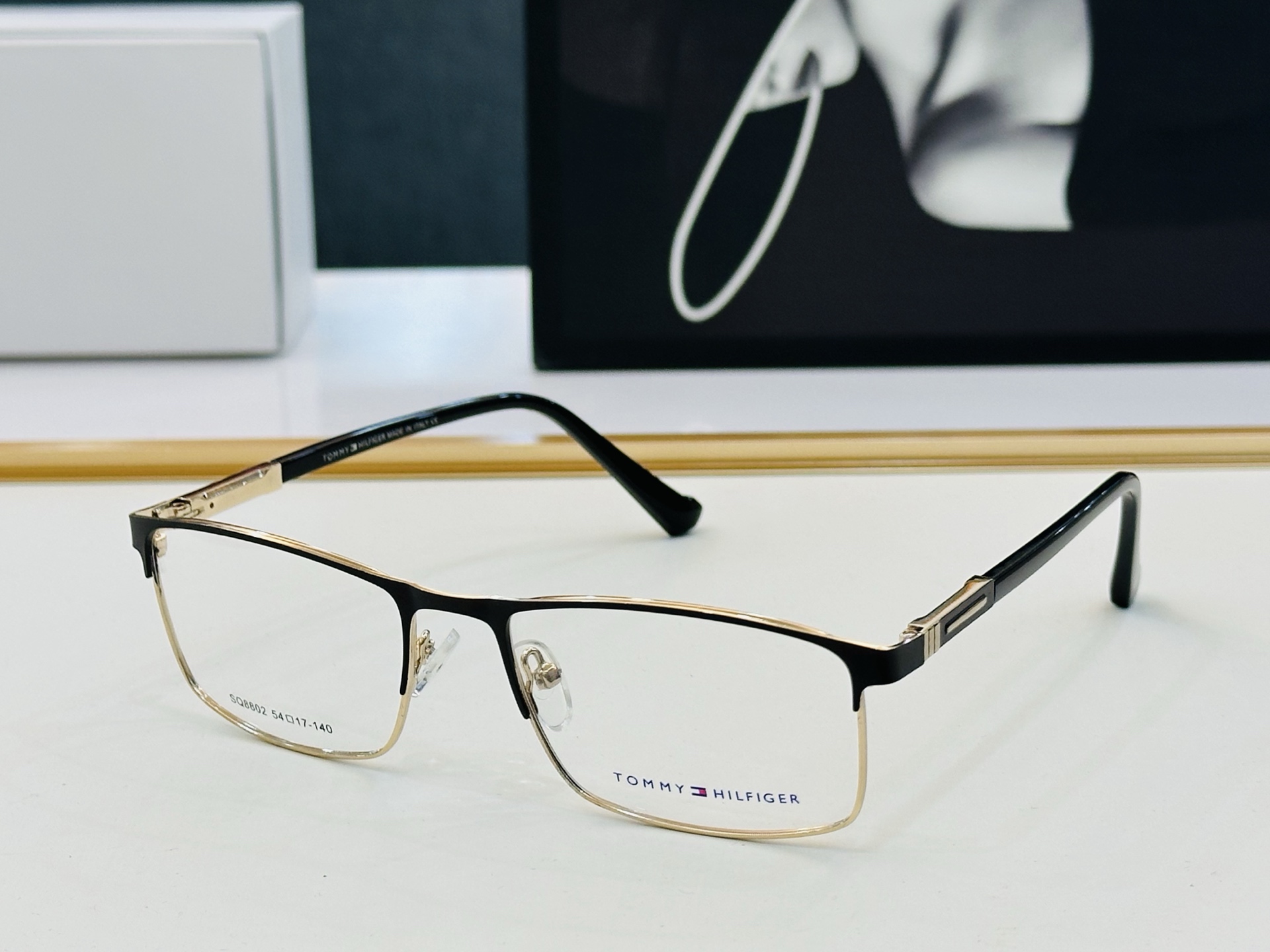 官网同步发售TOMMY HILFIGER 板材框 SQ8802  SIZE：54口17-140 简单大气