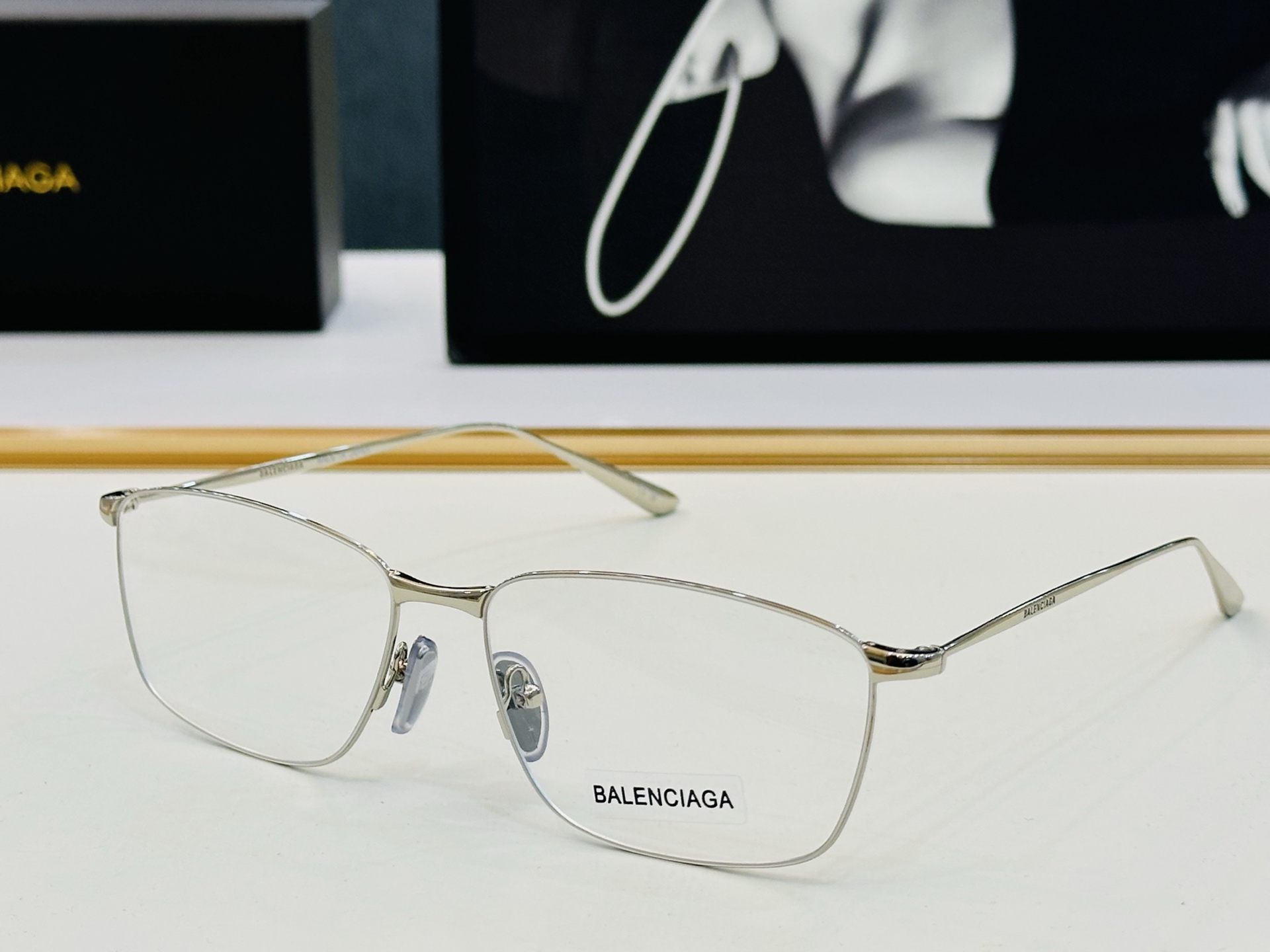 BALENCIAGA巴黎世家 BB0415O SIZE：60口14-145   最新 版型很特别的设计 