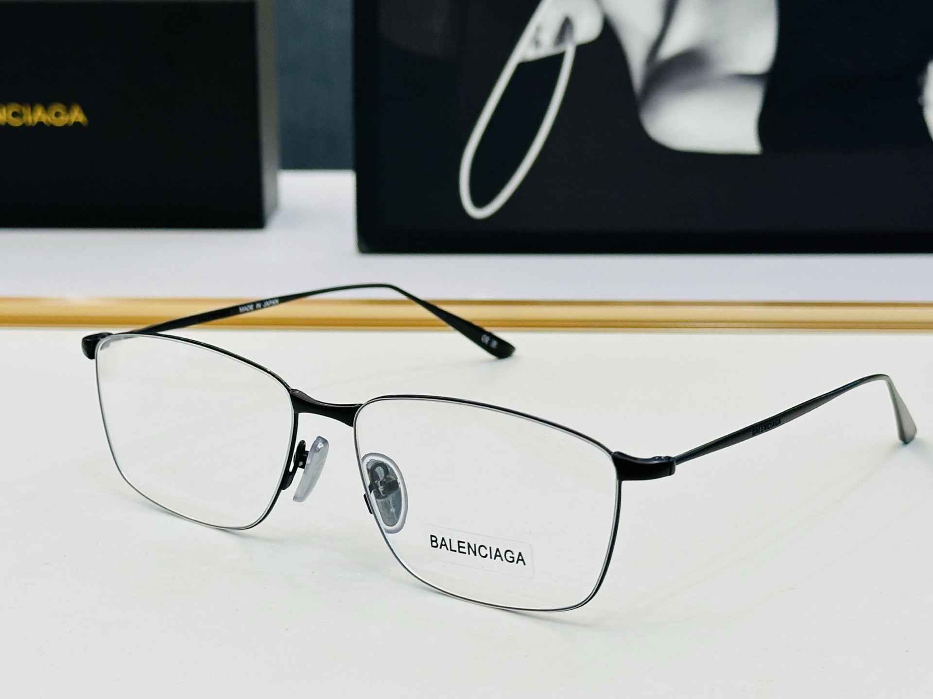 BALENCIAGA巴黎世家 BB0415O SIZE：60口14-145   最新 版型很特别的设计 