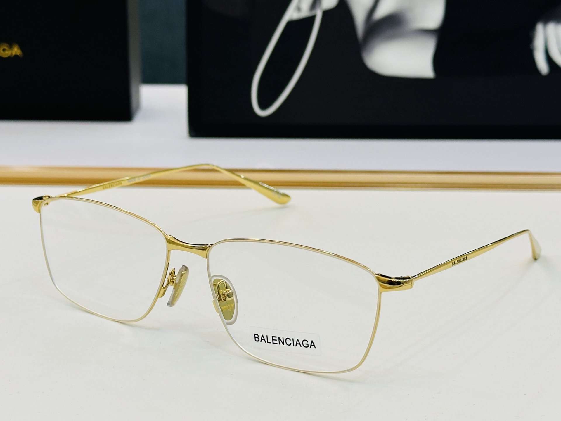 BALENCIAGA巴黎世家 BB0415O SIZE：60口14-145   最新 版型很特别的设计 