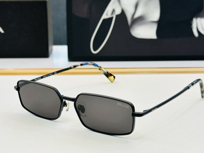 PRADA PRA60 نظارات شمسية بإطار معدني أنيق وعدسات رمادية 1 PRADA PRA60 نظارات شمسية بإطار معدني أنيق وعدسات رمادية