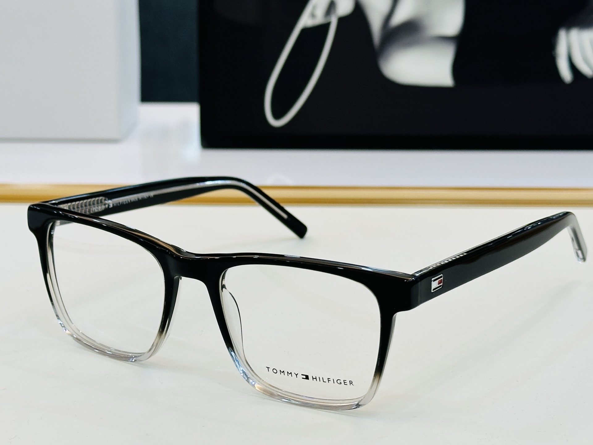 官网同步发售TOMMY HILFIGER 板材框 TH1988 SIZE：52口19-145 H简单大气