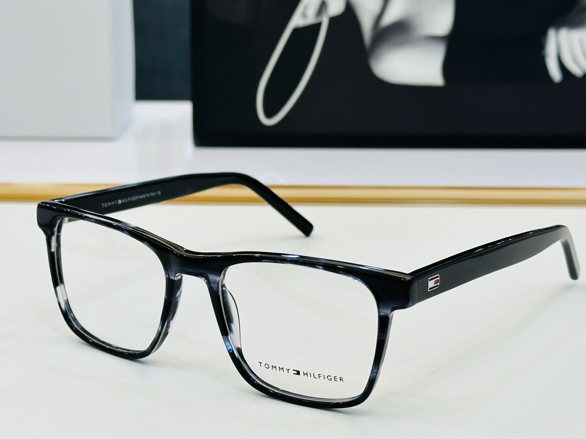 官网同步发售TOMMY HILFIGER 板材框 TH1988 SIZE：52口19-145 H简单大气