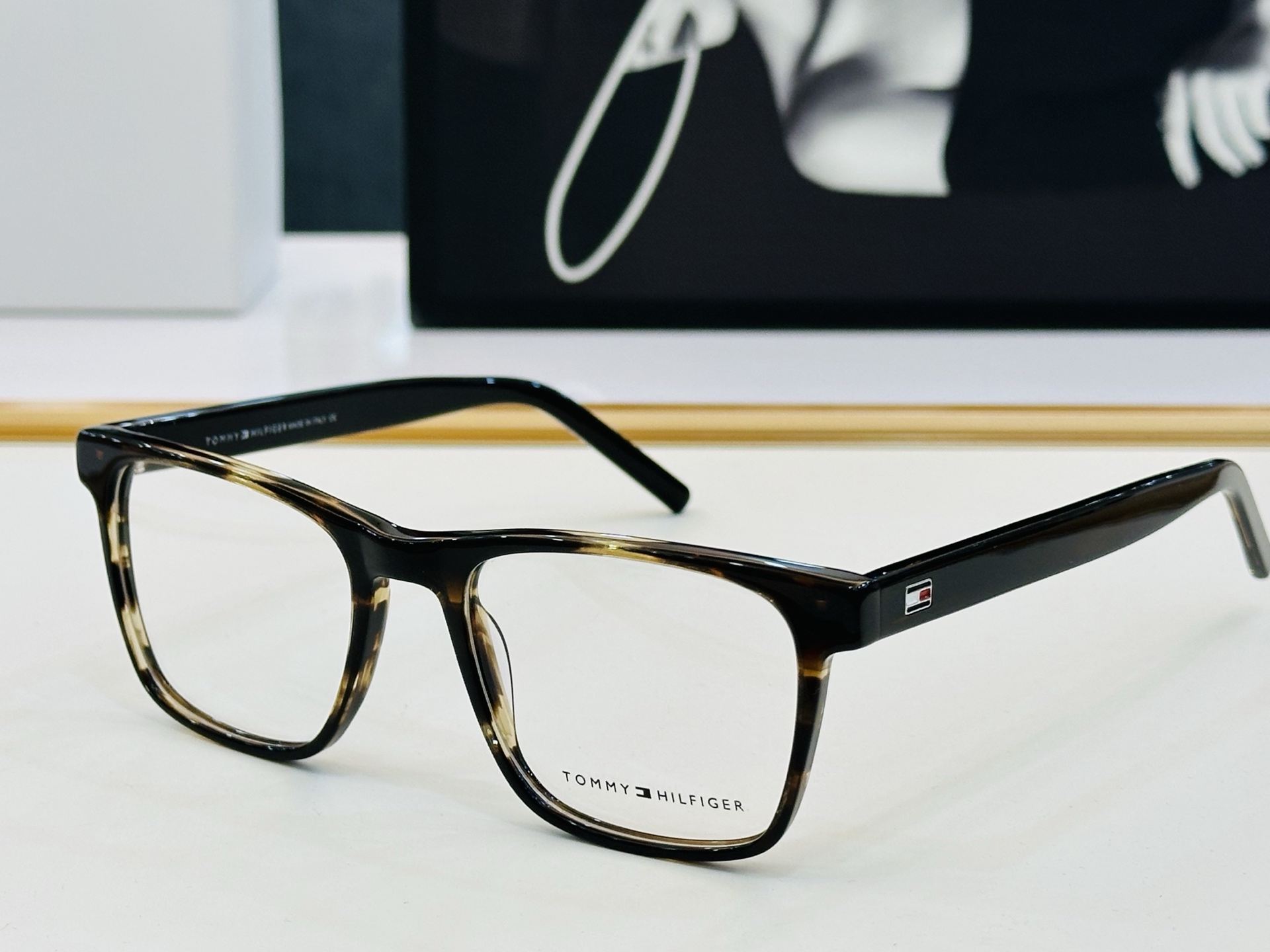 官网同步发售TOMMY HILFIGER 板材框 TH1988 SIZE：52口19-145 H简单大气