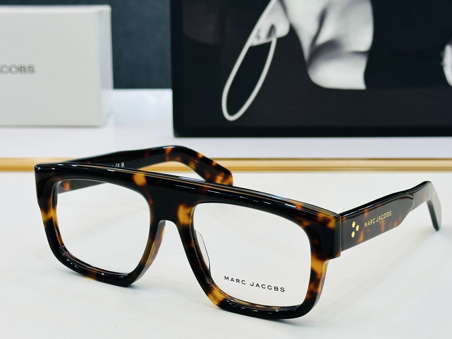 Marc jacobs 马杰家 MARC876  Size：55口17-145 采用今年流行的板材 Z完