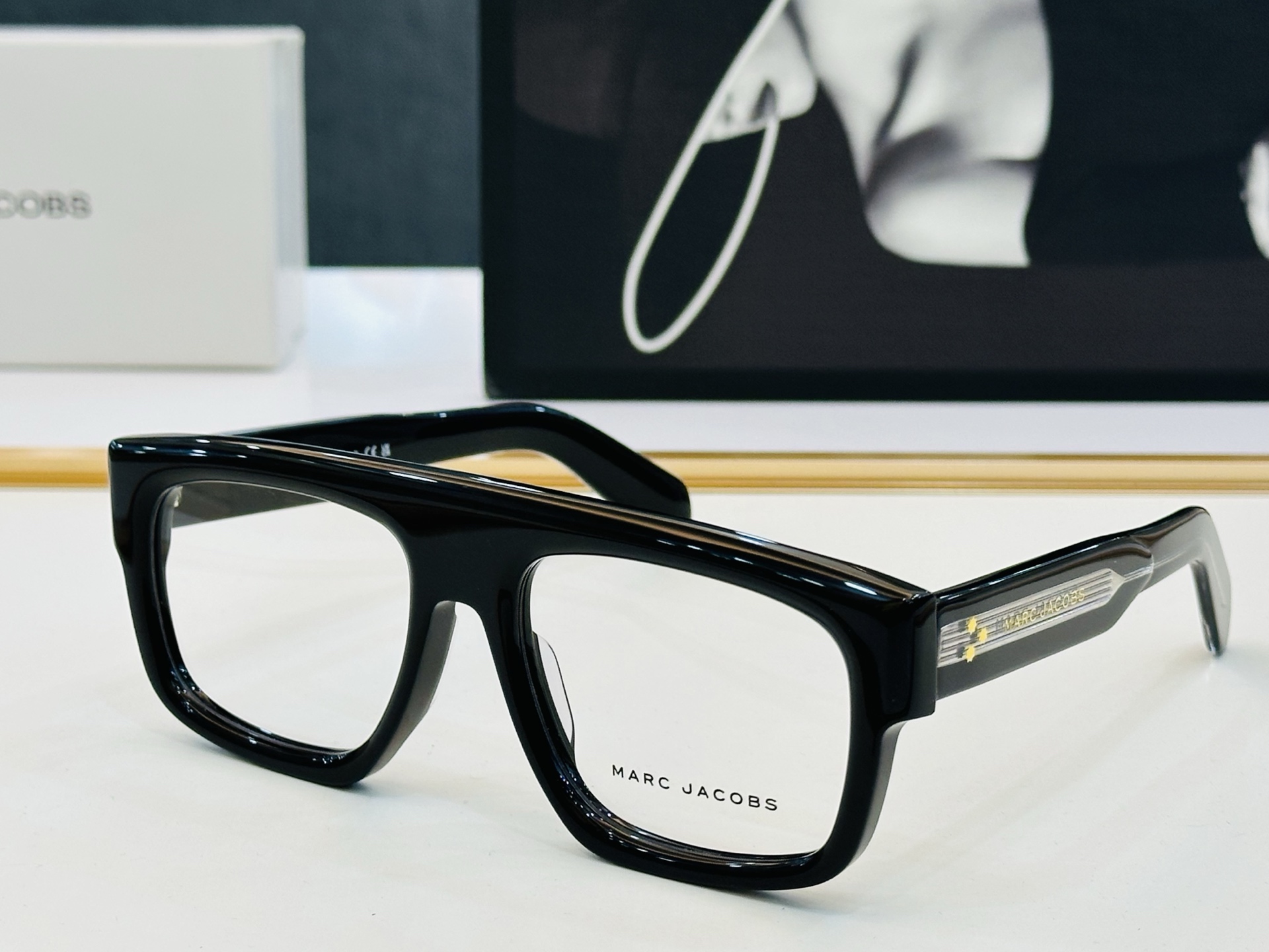 Marc jacobs 马杰家 MARC876  Size：55口17-145 采用今年流行的板材 Z完
