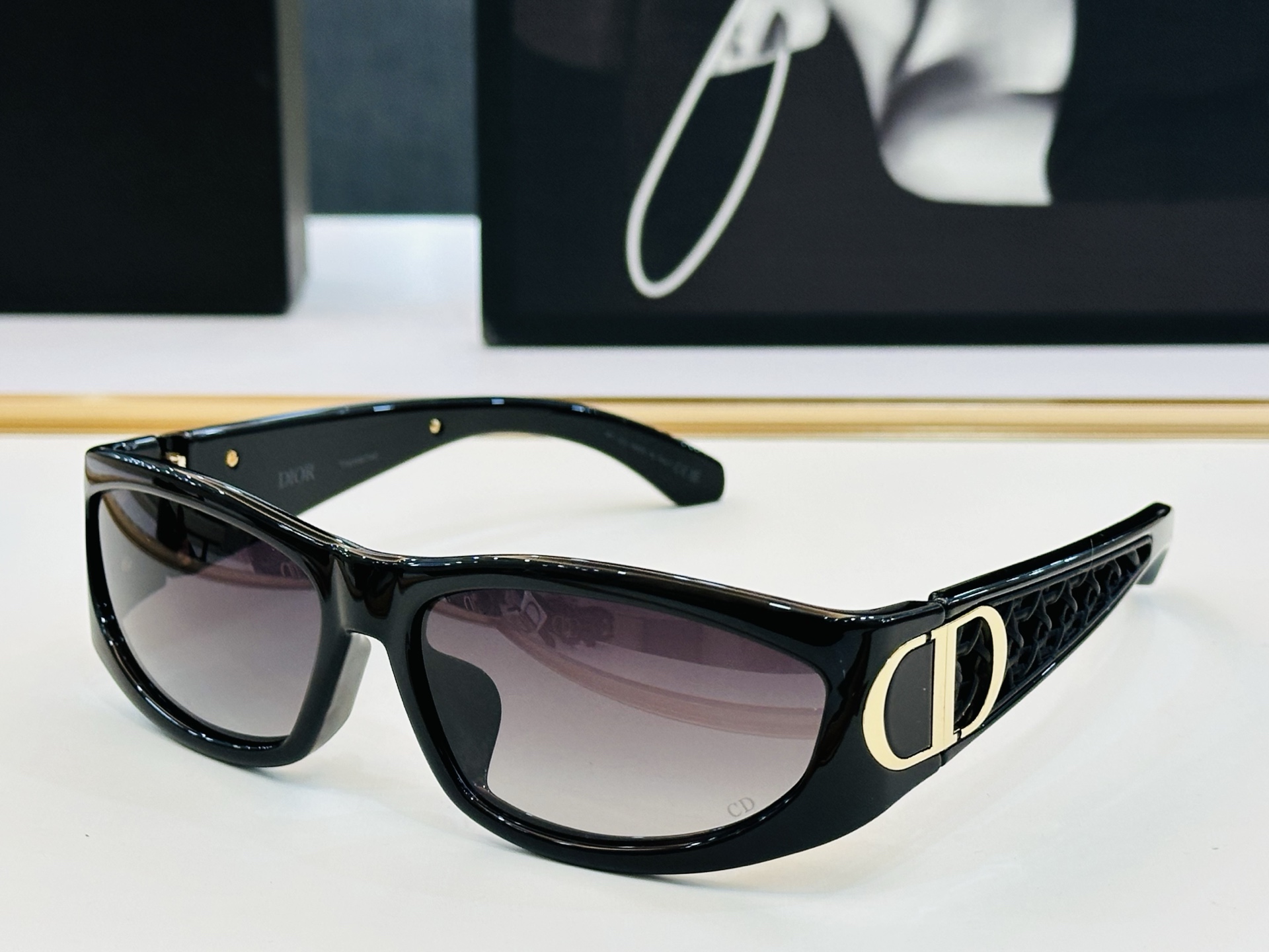 🔻DIO* S3F 迪家 Size：61口16-130 春夏款墨镜 😎🔆。。搭配镜腿精致烫字配饰 E官网