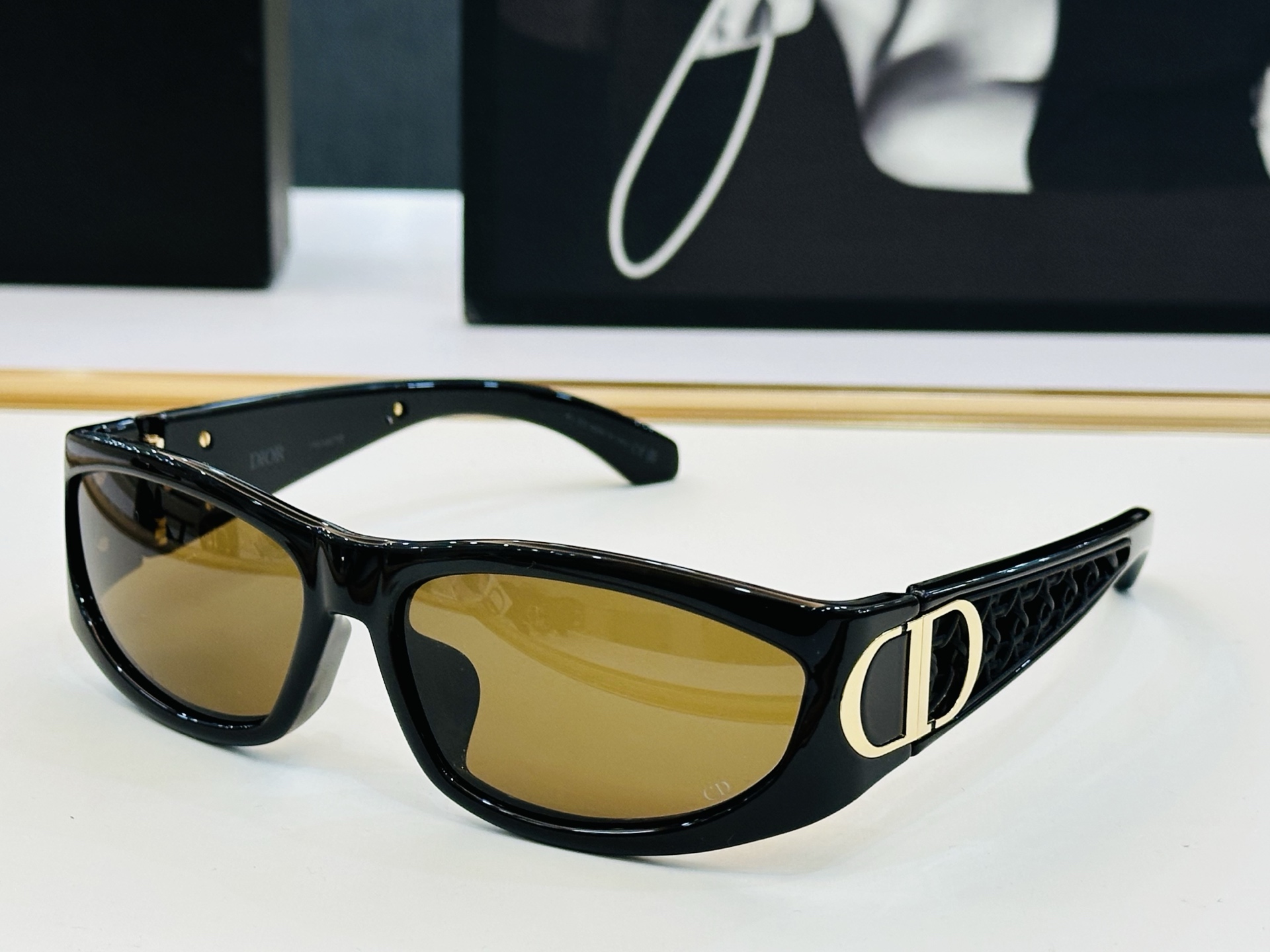 🔻DIO* S3F 迪家 Size：61口16-130 春夏款墨镜 😎🔆。。搭配镜腿精致烫字配饰 E官网