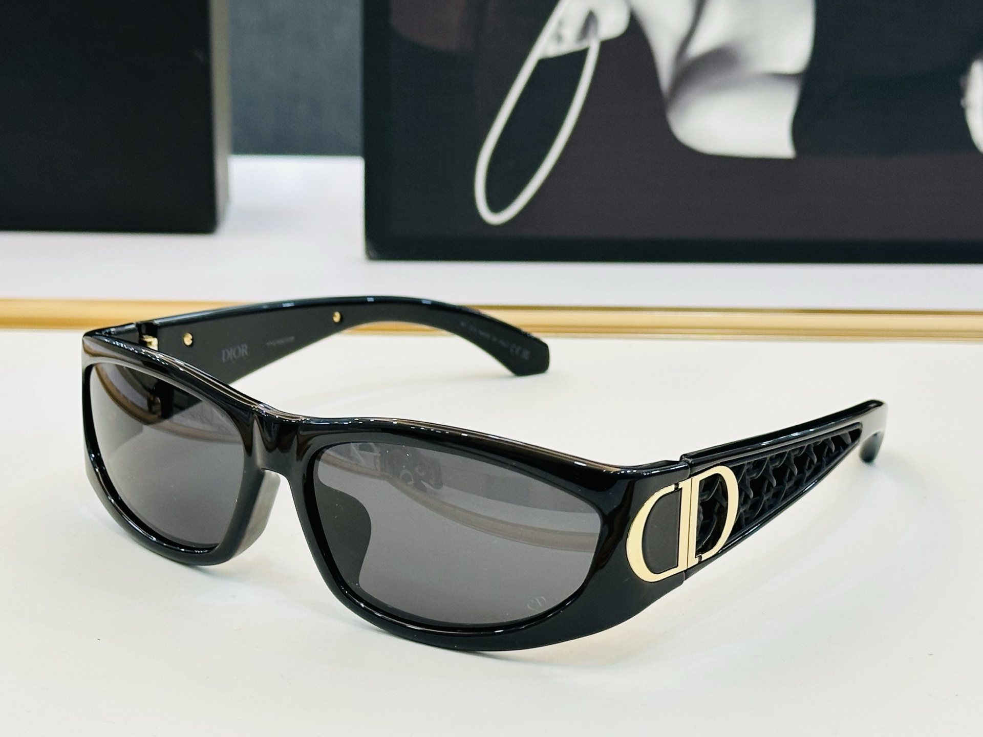 🔻DIO* S3F 迪家 Size：61口16-130 春夏款墨镜 😎🔆。。搭配镜腿精致烫字配饰 E官网