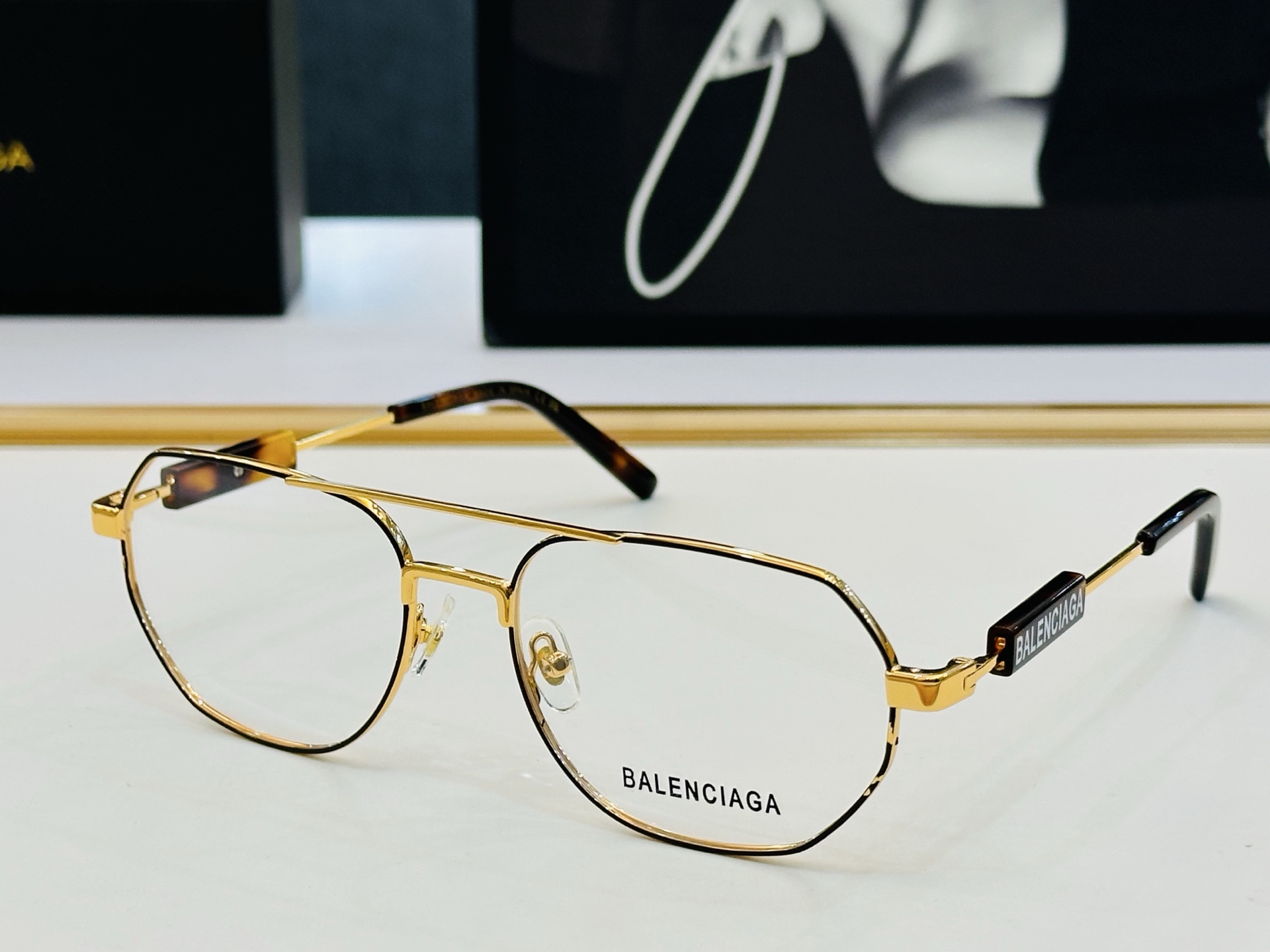 BALENCIAGA巴黎世家 最新 版型很特别的设计 BB01170 Size 57口18-145 XL