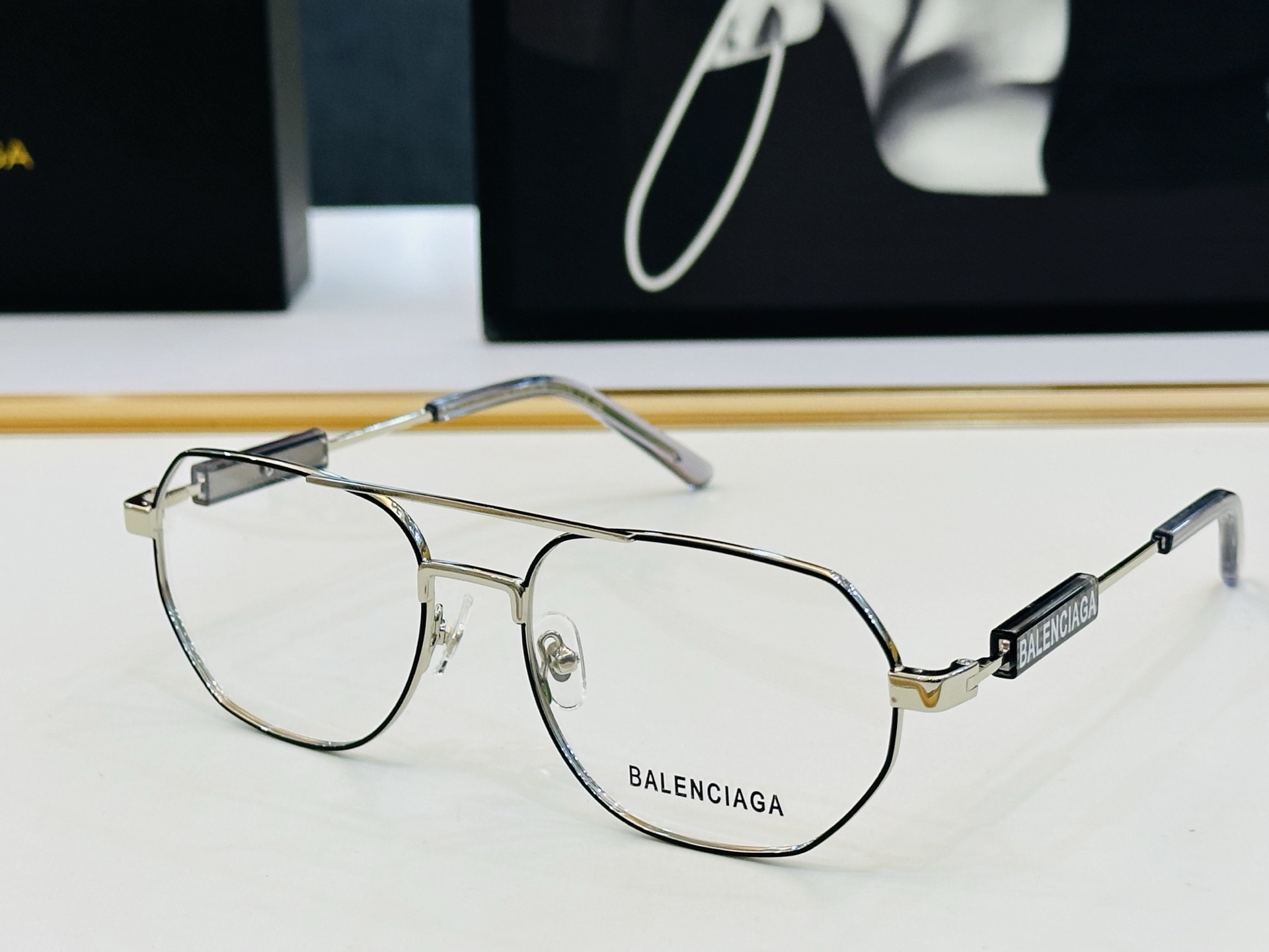 BALENCIAGA巴黎世家 最新 版型很特别的设计 BB01170 Size 57口18-145 XL