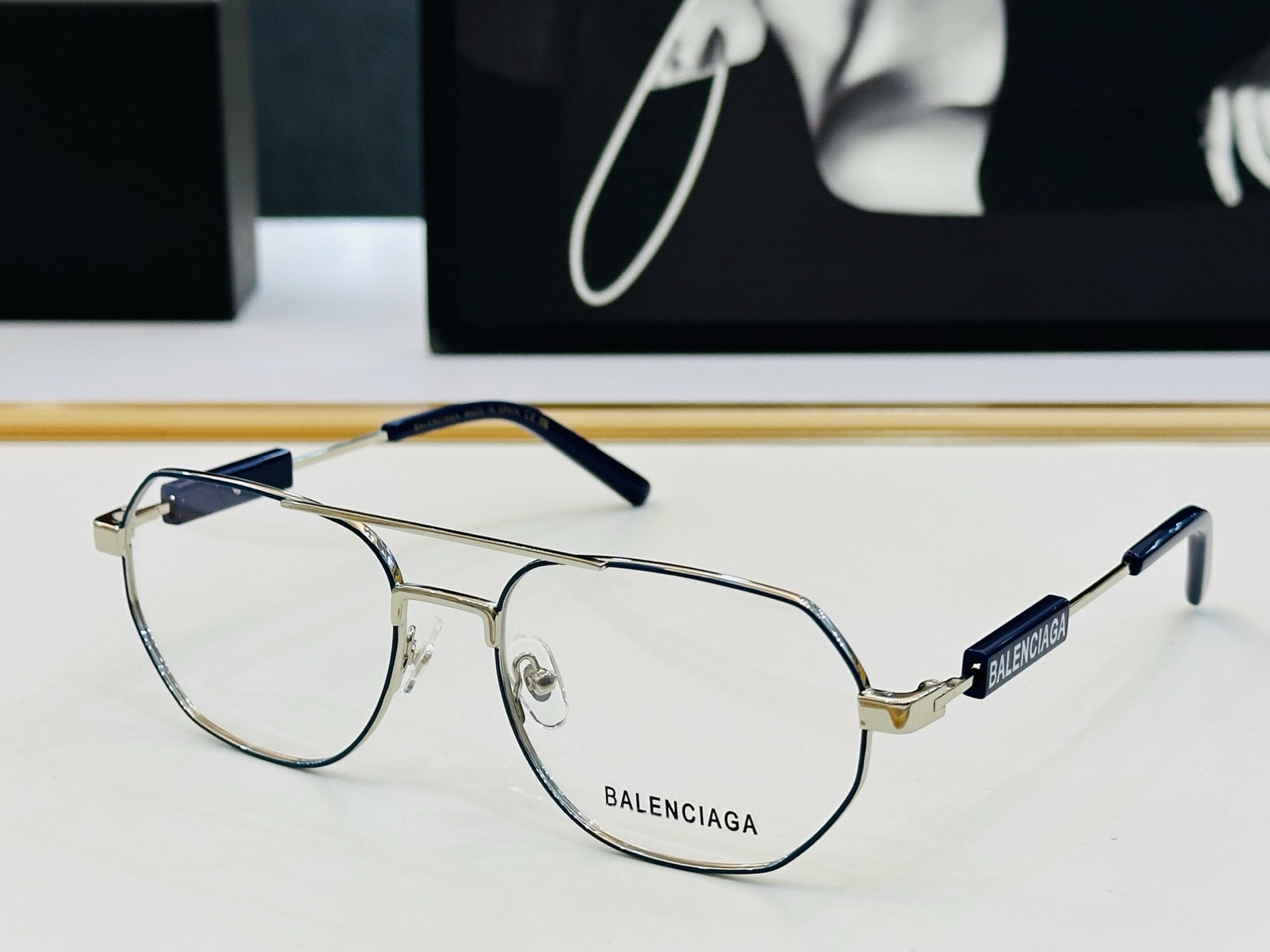BALENCIAGA巴黎世家 最新 版型很特别的设计 BB01170 Size 57口18-145 XL