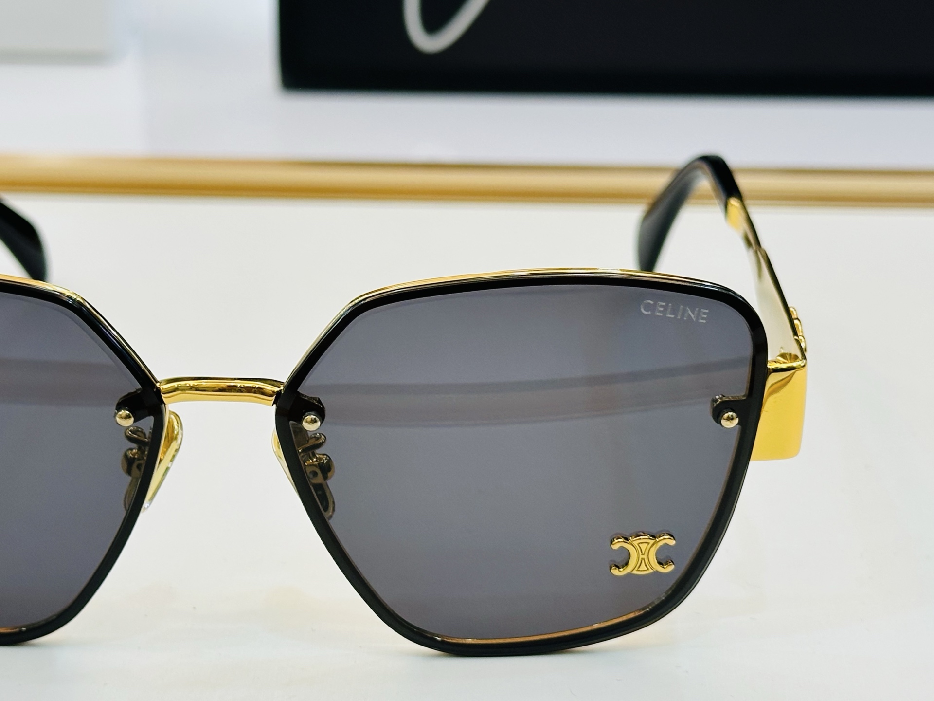 CELINE】赛琳 CL42119U Size：62口14-145 一直热销的款式，欧美风 光泽度好  