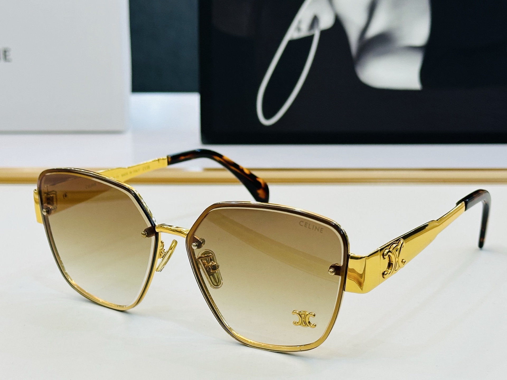 CELINE】赛琳 CL42119U Size：62口14-145 一直热销的款式，欧美风 光泽度好  
