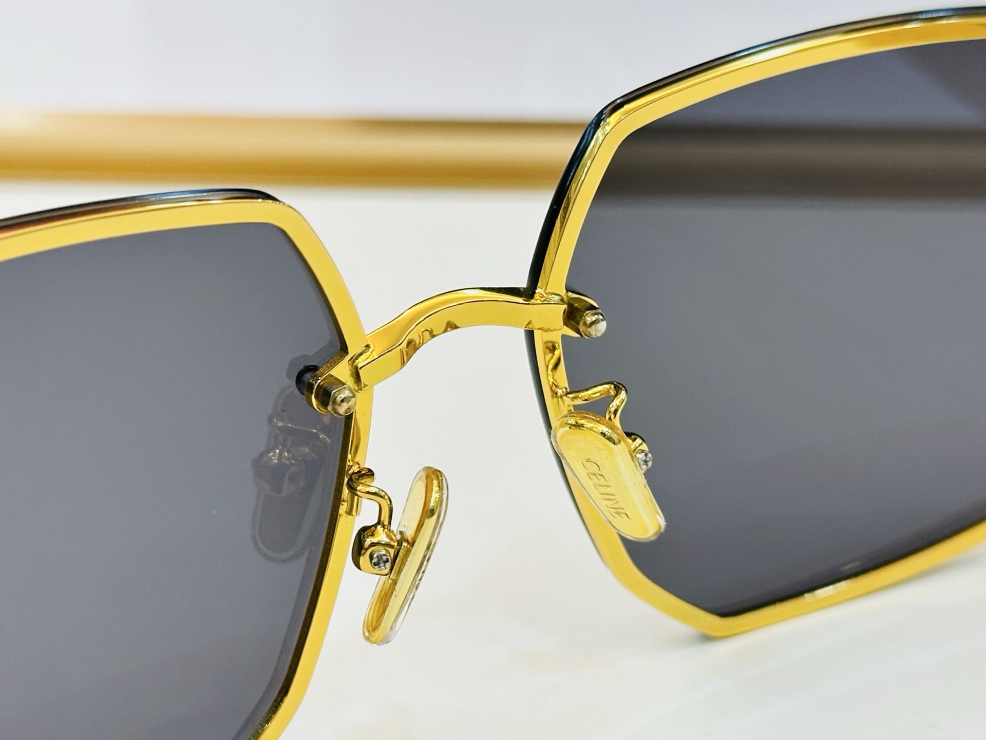 CELINE】赛琳 CL42118U Size：62口16-145 一直热销的款式，欧美风 光泽度好  