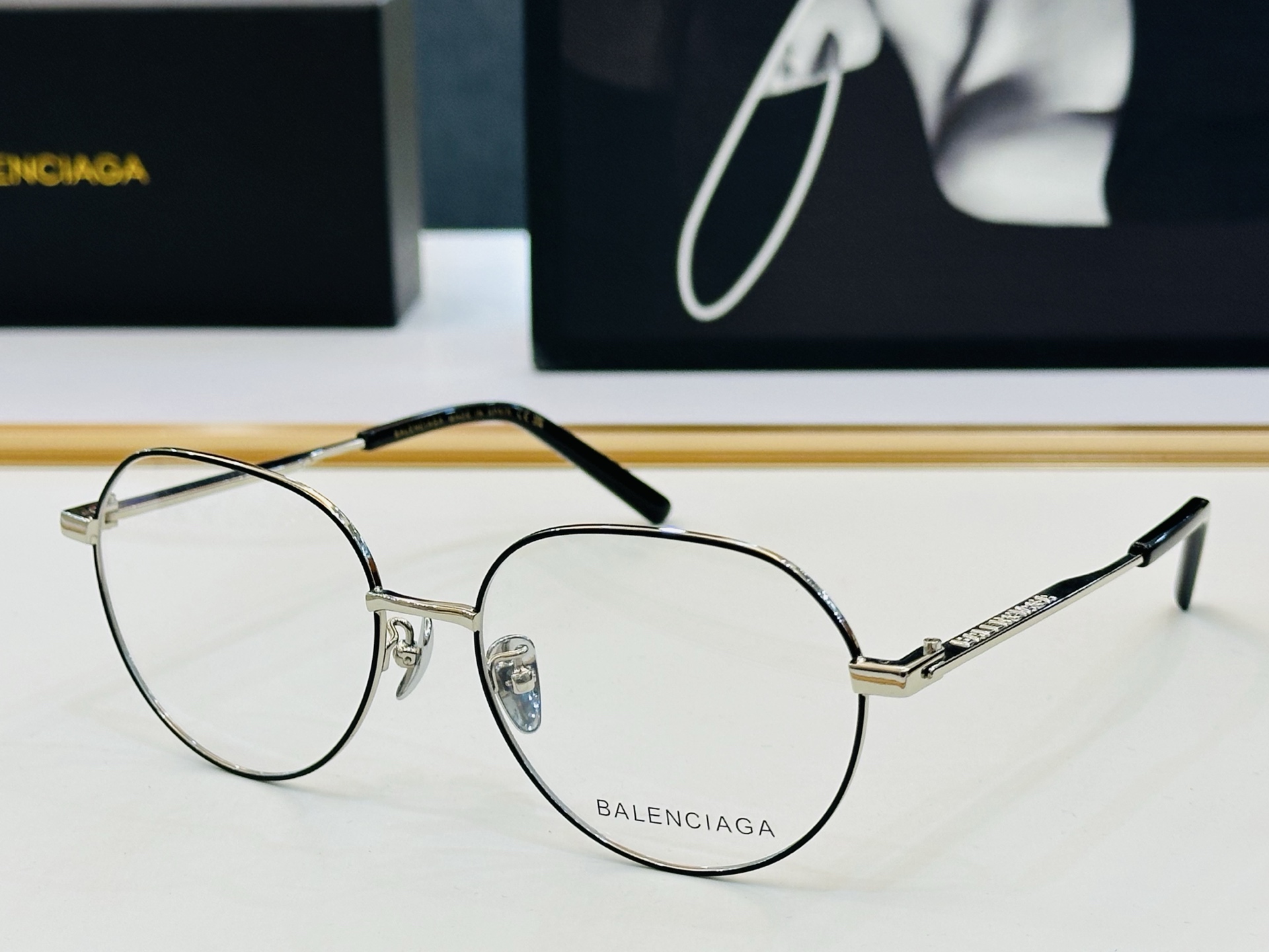 BALENCIAGA巴黎世家 最新 版型很特别的设计 BB0168 Size 56口17-145 XL品