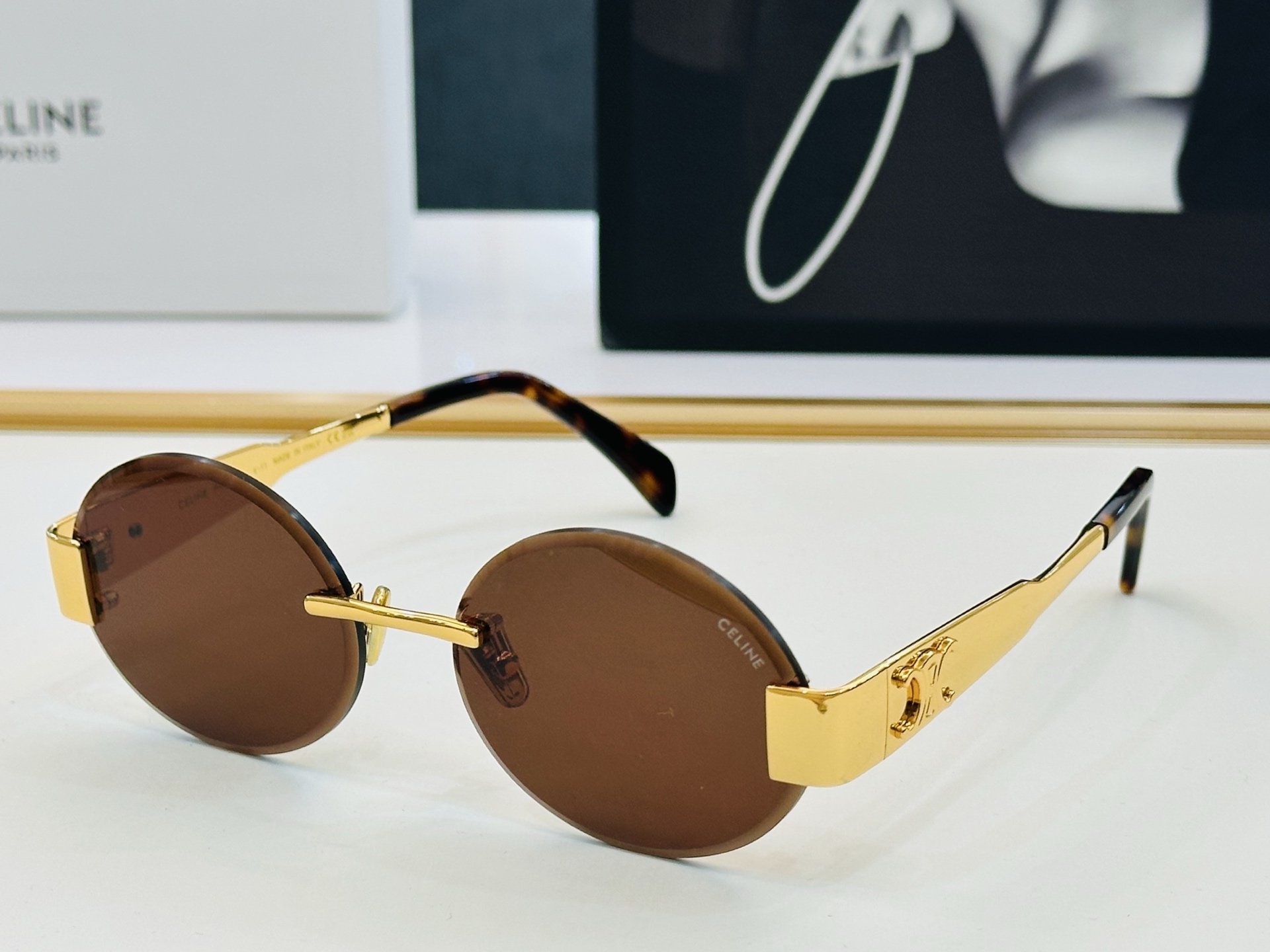 CELINE】赛琳 CL42121U Size：56口17-142  一直热销的款式，欧美风 光泽度好 