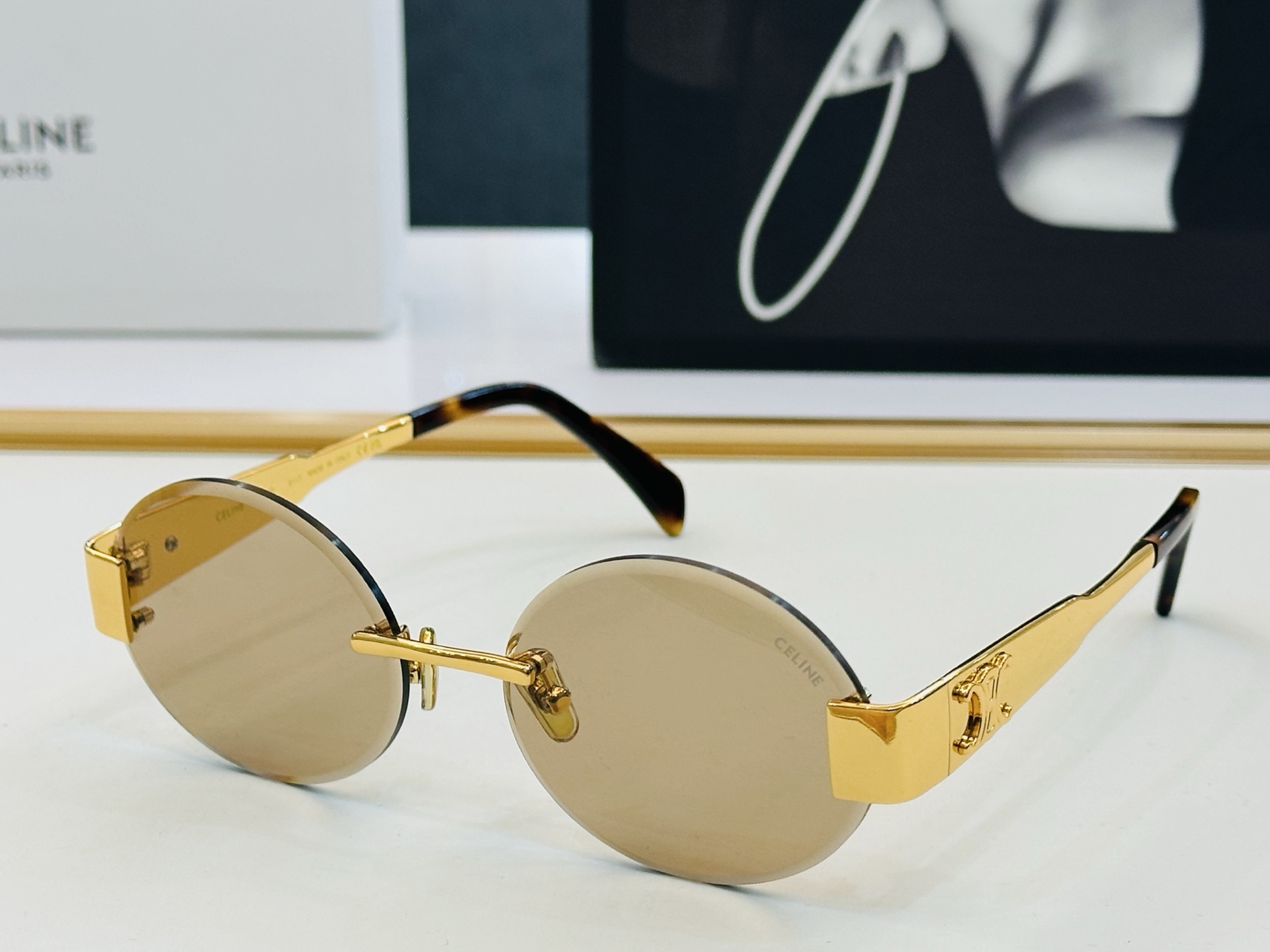 CELINE】赛琳 CL42121U Size：56口17-142  一直热销的款式，欧美风 光泽度好 