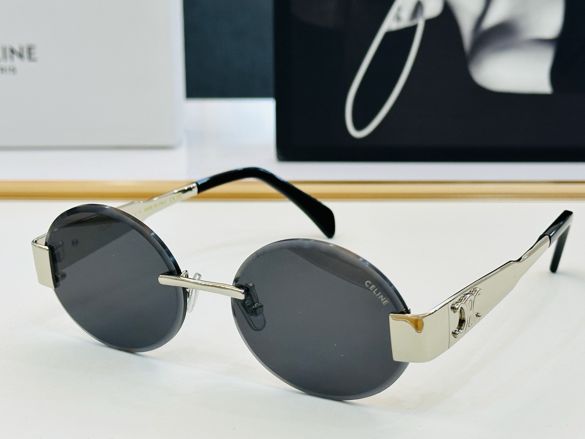 CELINE】赛琳 CL42121U Size：56口17-142  一直热销的款式，欧美风 光泽度好 