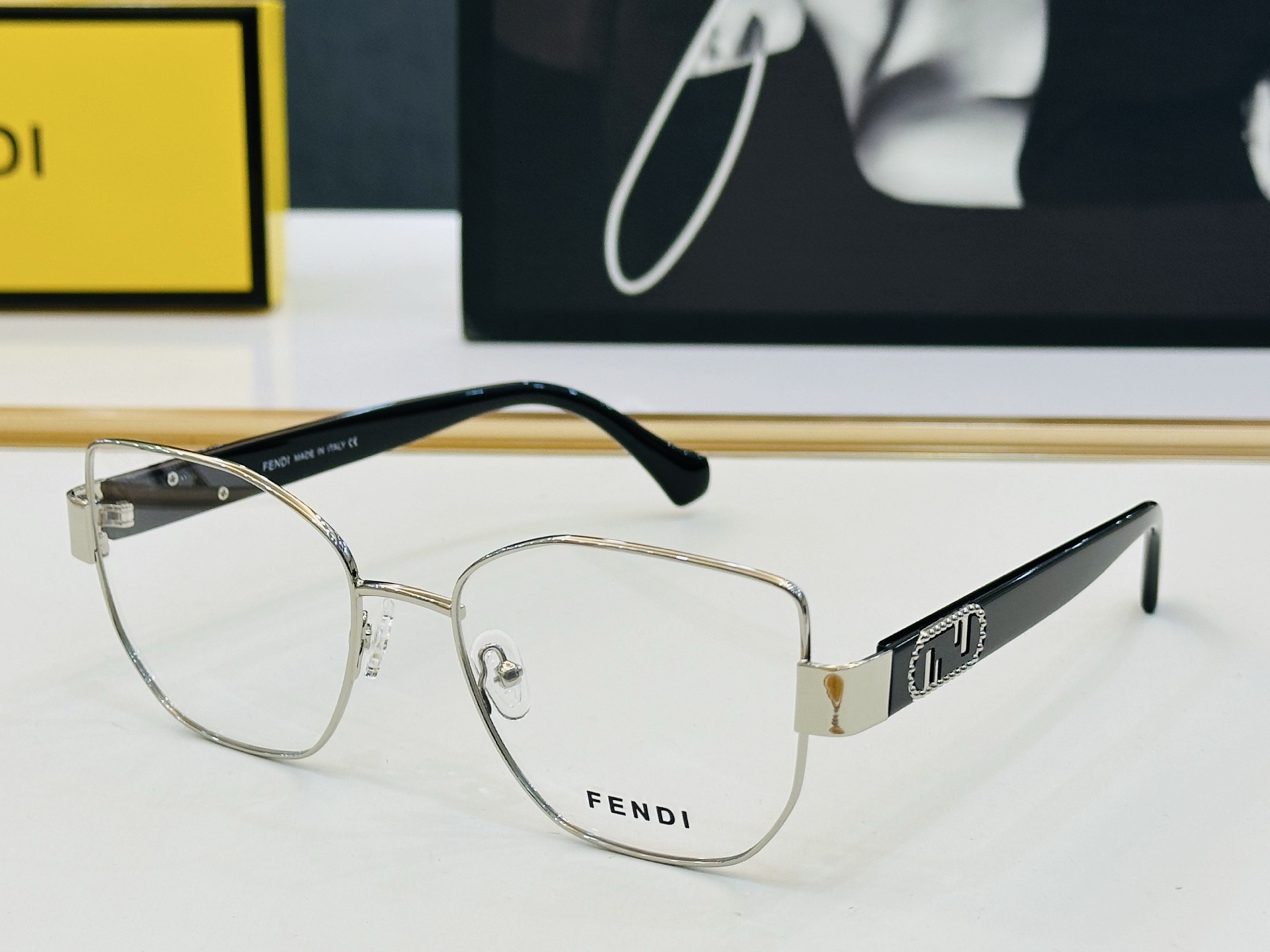。新款FEND*   FE40051 Size：54口18-145
 🎁芬家 😀👏时尚经典  L配光架 