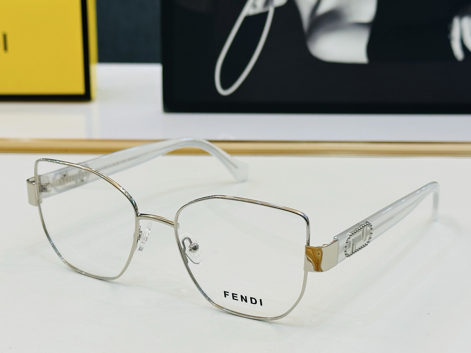 。新款FEND*   FE40051 Size：54口18-145
 🎁芬家 😀👏时尚经典  L配光架 