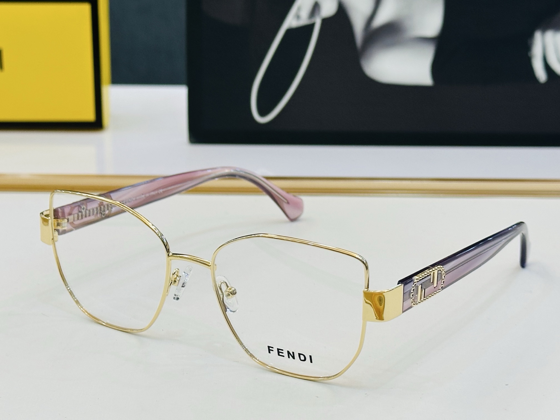 。新款FEND*   FE40051 Size：54口18-145
 🎁芬家 😀👏时尚经典  L配光架 