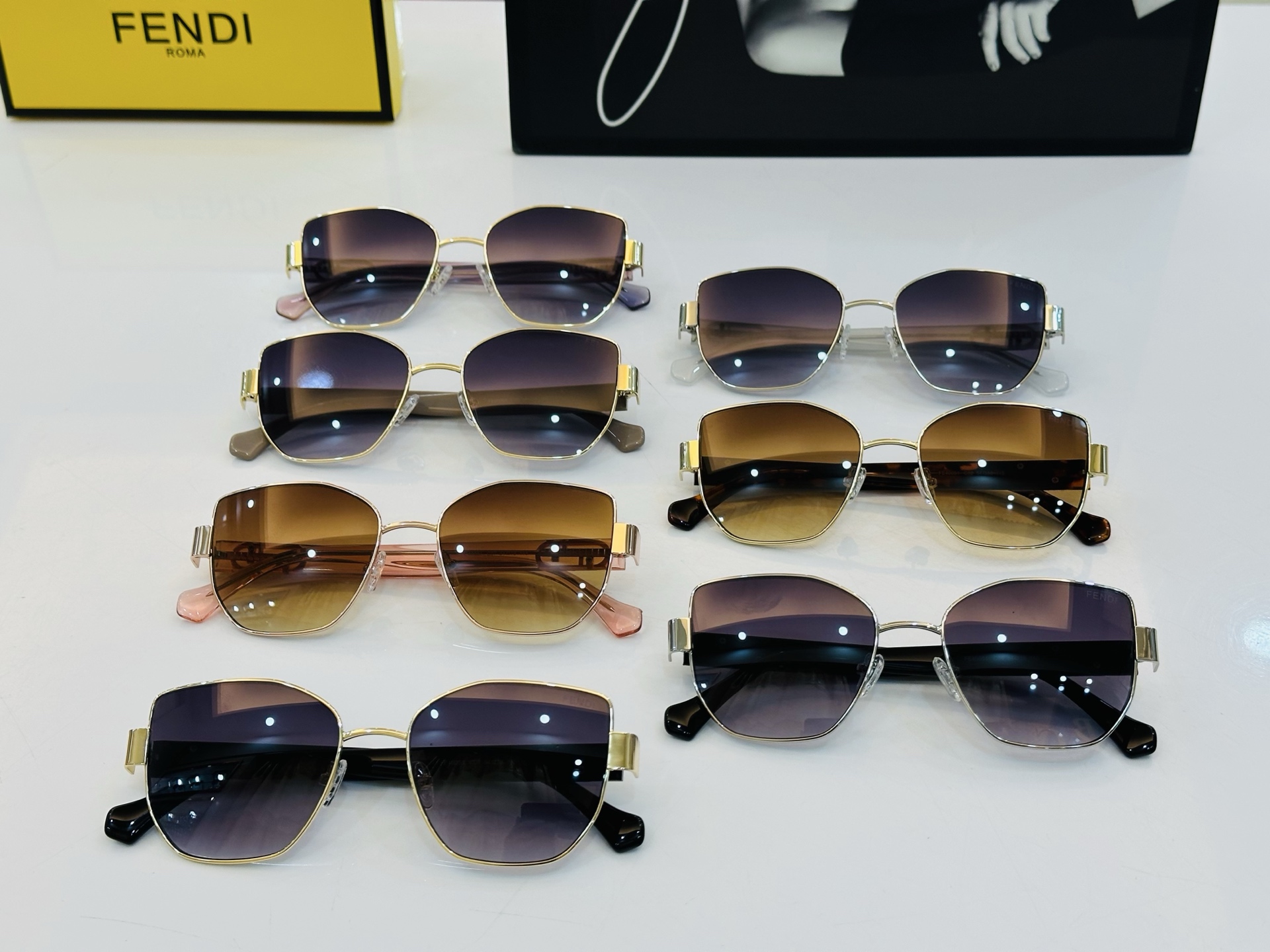 。新款FEND*   FE40051 Size：54口18-145
 🎁芬家 L👏时尚经典 
