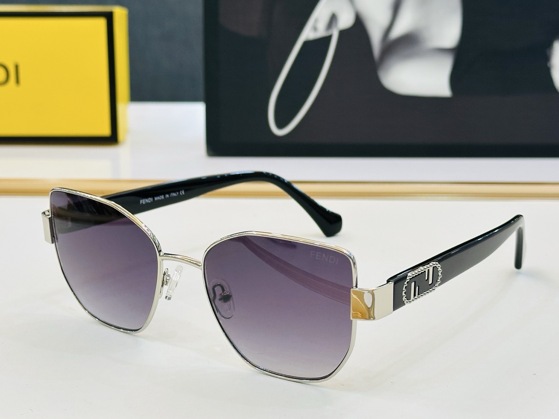 。新款FEND*   FE40051 Size：54口18-145
 🎁芬家 L👏时尚经典 
