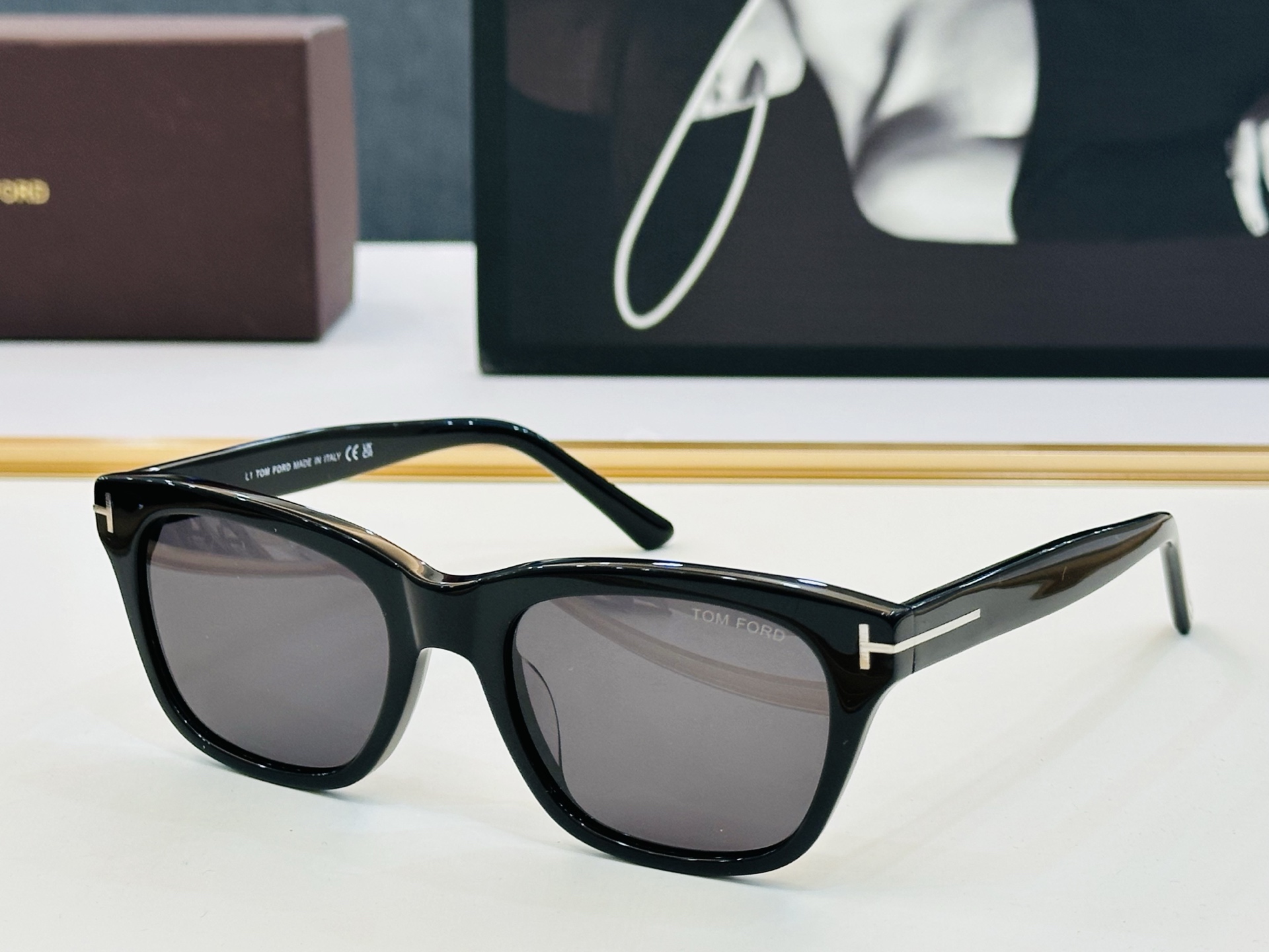 NO:365390,Model TOM FORD Tom's MODEL: FT0237Size52 20- Fashion trend C sunglasses Glasses Sunglasses Sunglasses, glasses, tom ford19860909款 TOM FORD汤姆家 MODEL:FT0237Size52口20- 时尚潮流 C太阳镜 眼镜墨镜太阳镜,眼镜,tom ford,glasses