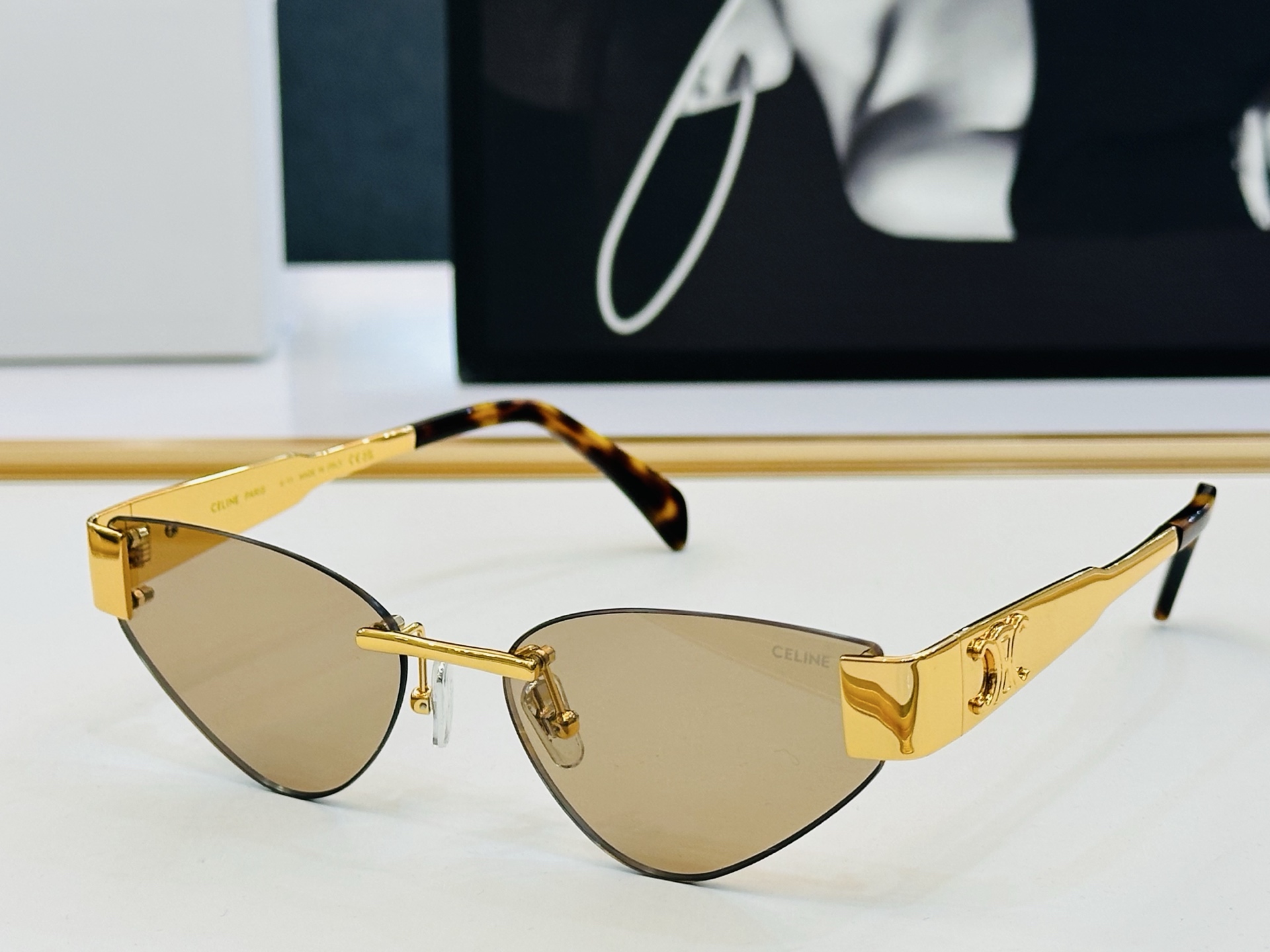 【CELINE】赛琳 CL42122U Size：56口17-142  一直热销的款式 欧美风 光泽度好