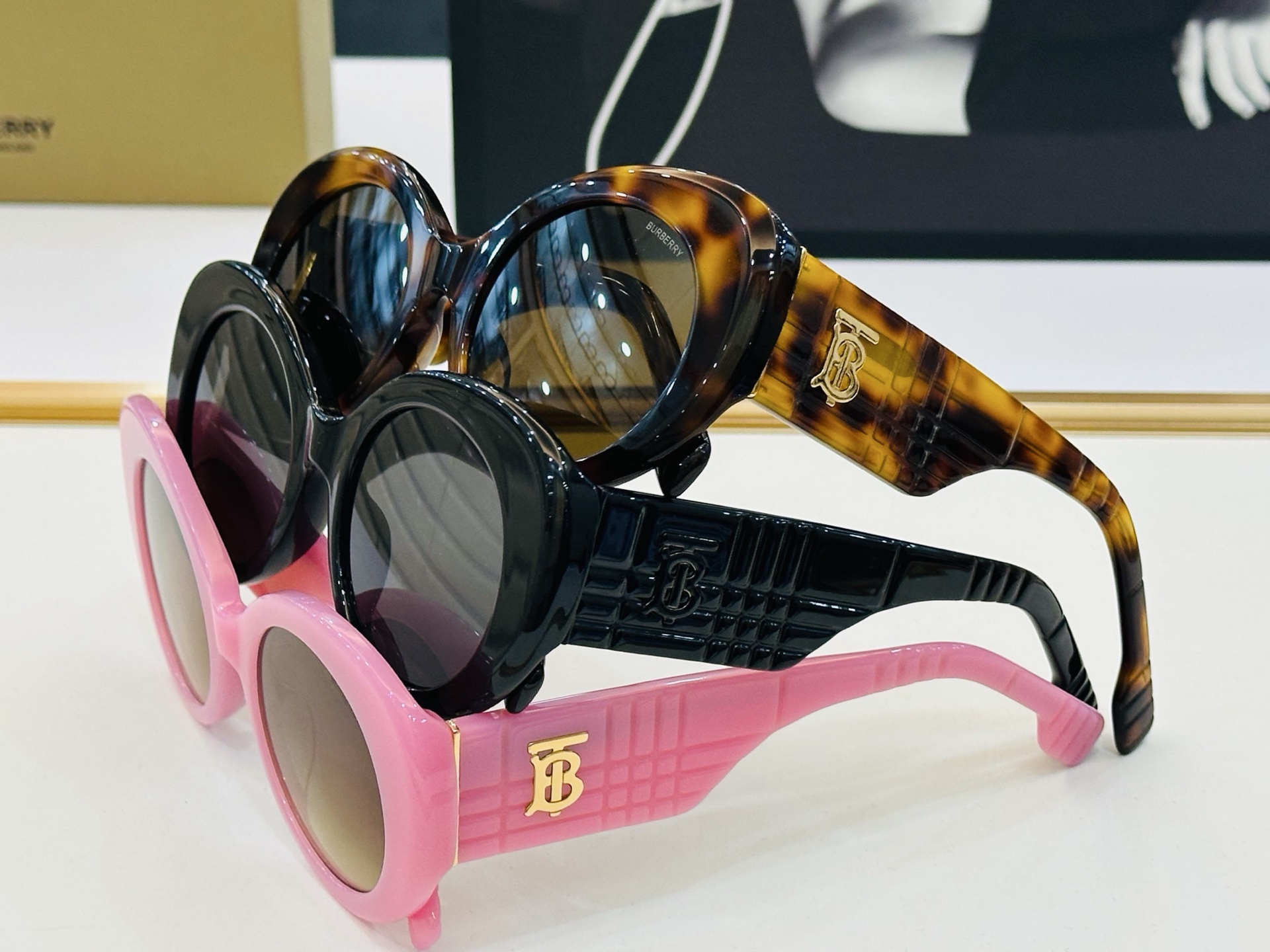 高品质✨BURBERR*✨ 巴家 BE4743 Size：52口21-145 女款太阳眼镜得意 愉快 L