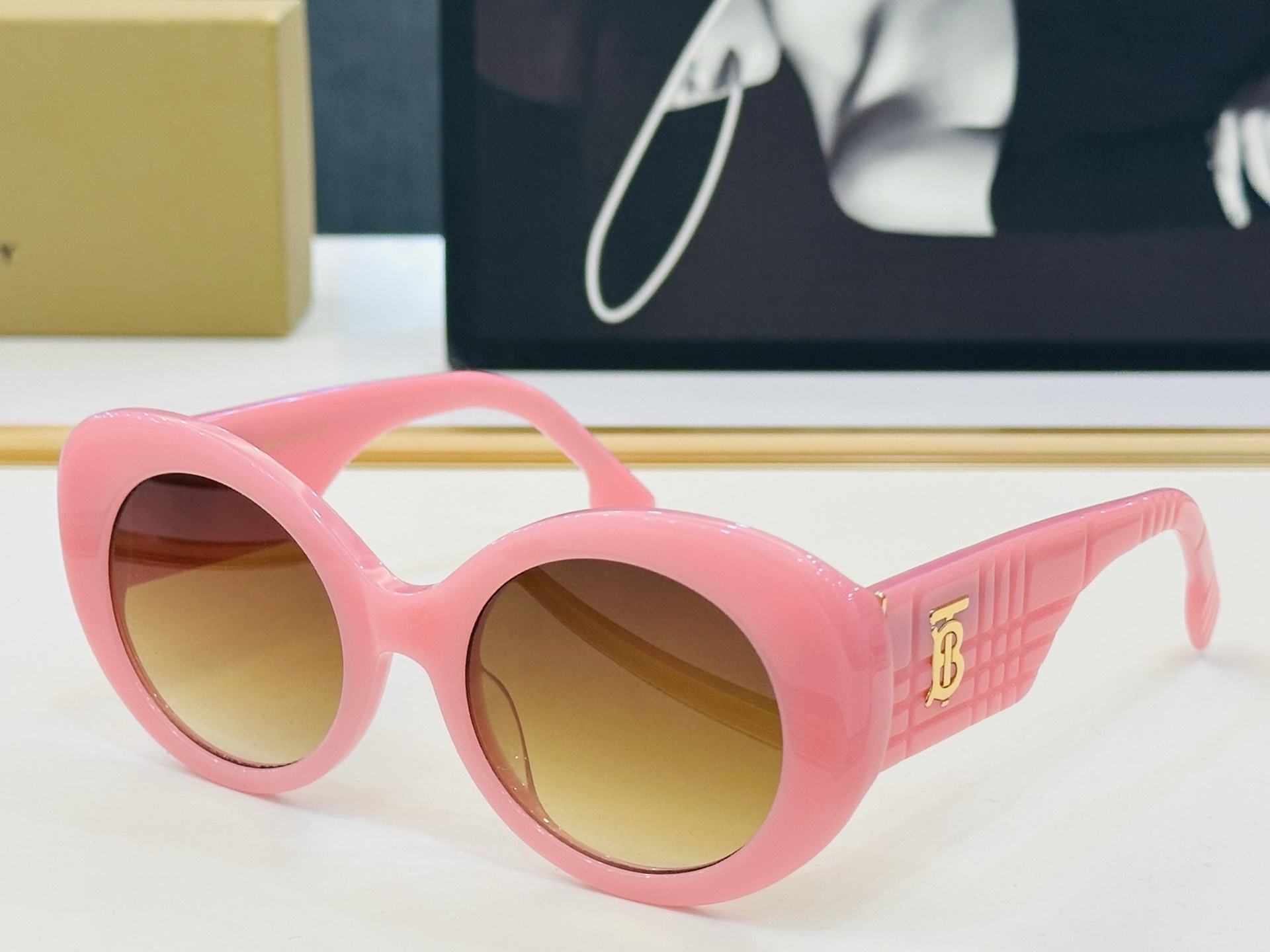 高品质✨BURBERR*✨ 巴家 BE4743 Size：52口21-145 女款太阳眼镜得意 愉快 L