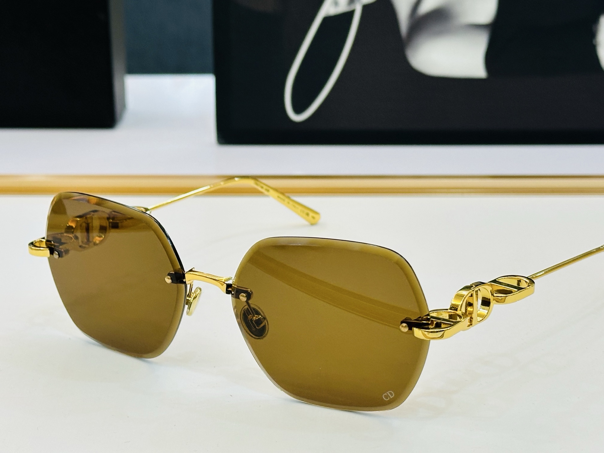 🔻🔻🔻DIO* 迪家 49UCR Size：61口17-130 春夏款墨镜 😎🔆。。搭配镜腿精致 bm官