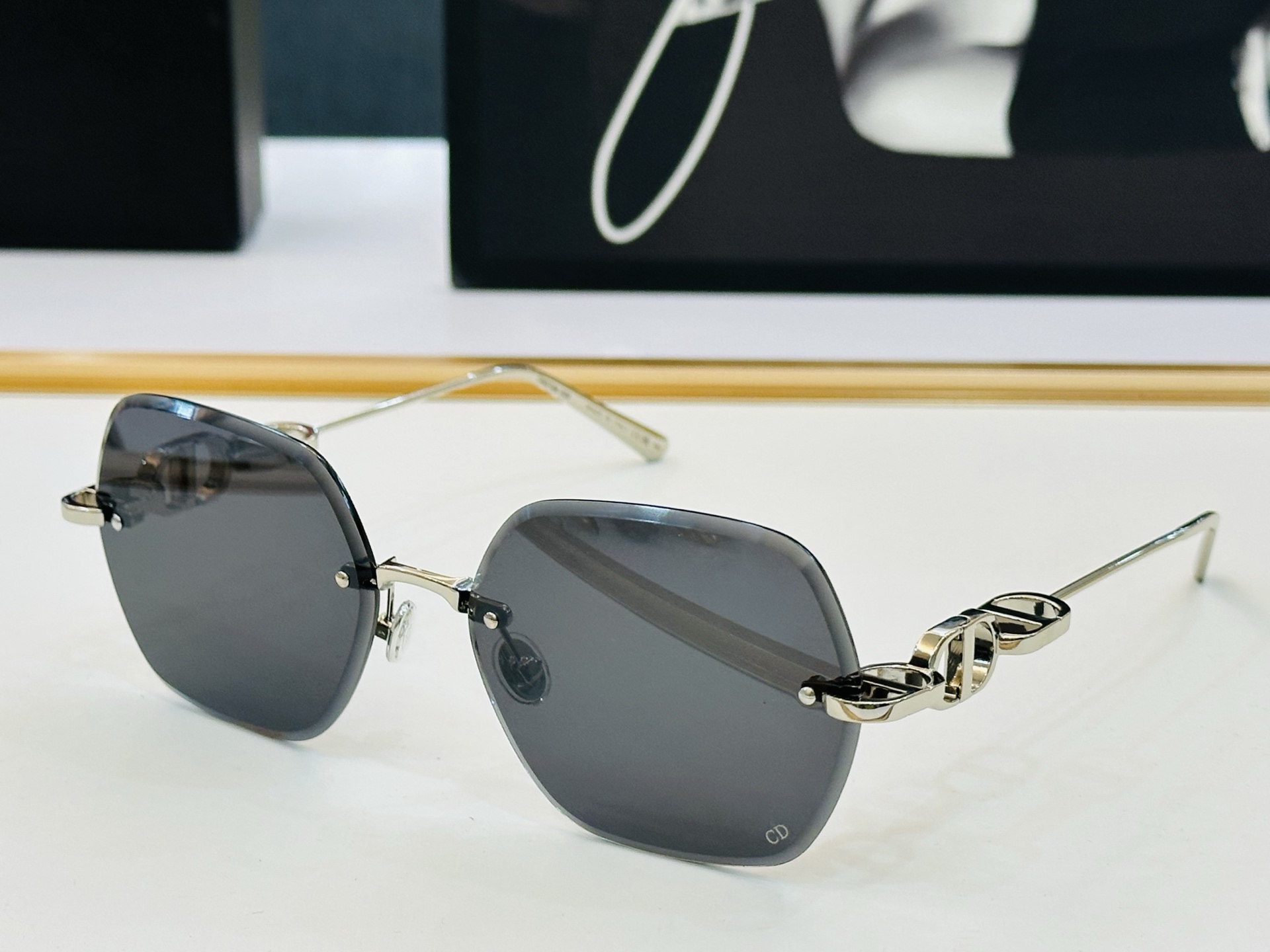 🔻🔻🔻DIO* 迪家 49UCR Size：61口17-130 春夏款墨镜 😎🔆。。搭配镜腿精致 bm官