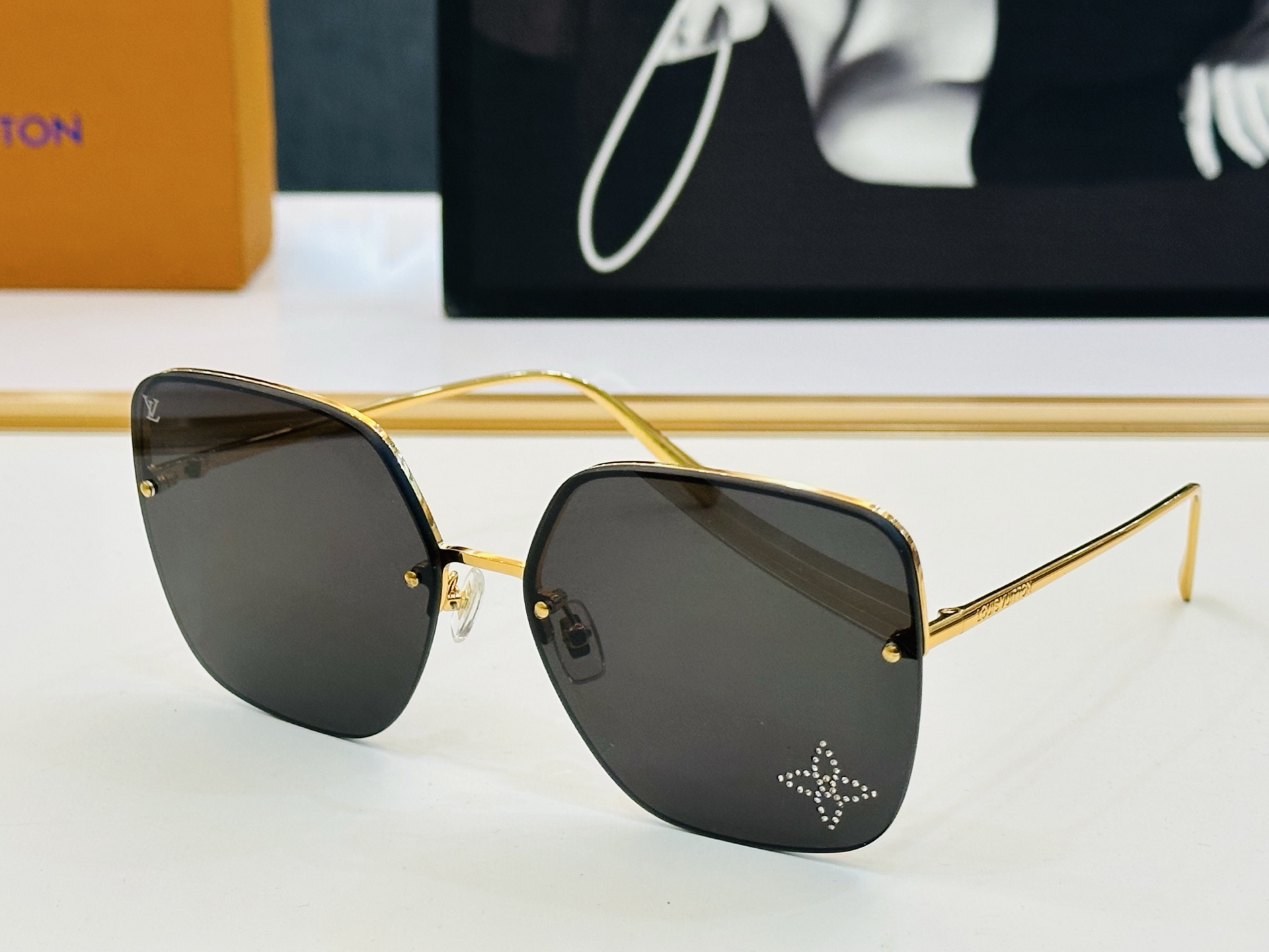 NO:367535,Louis Z2014U Size63 17-142 Vibrant Shows unique personality Shows you b High quality Glasses Sunglasses Sunglasses, Glasses, louis vuitton19860909路易家 Z2014U Size63口17-142 充满活力的 展现独特个性展现大气的你 b高品质 眼镜墨镜太阳镜,眼镜,louis vuitton,glasses