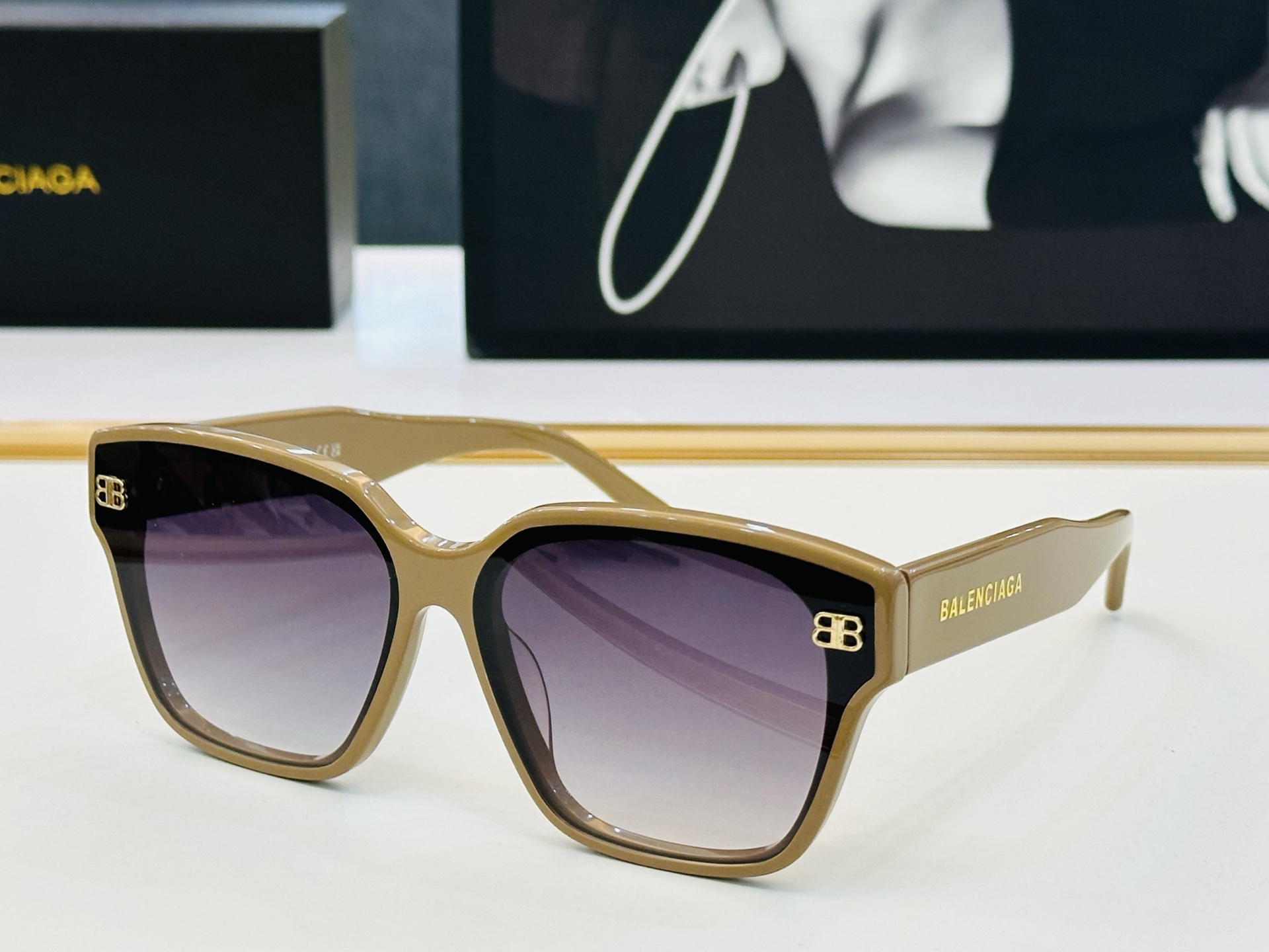 BALENCIAGA巴黎世家 最新 版型很特别的设计让人一眼爱上 BB0389S size 65口13-