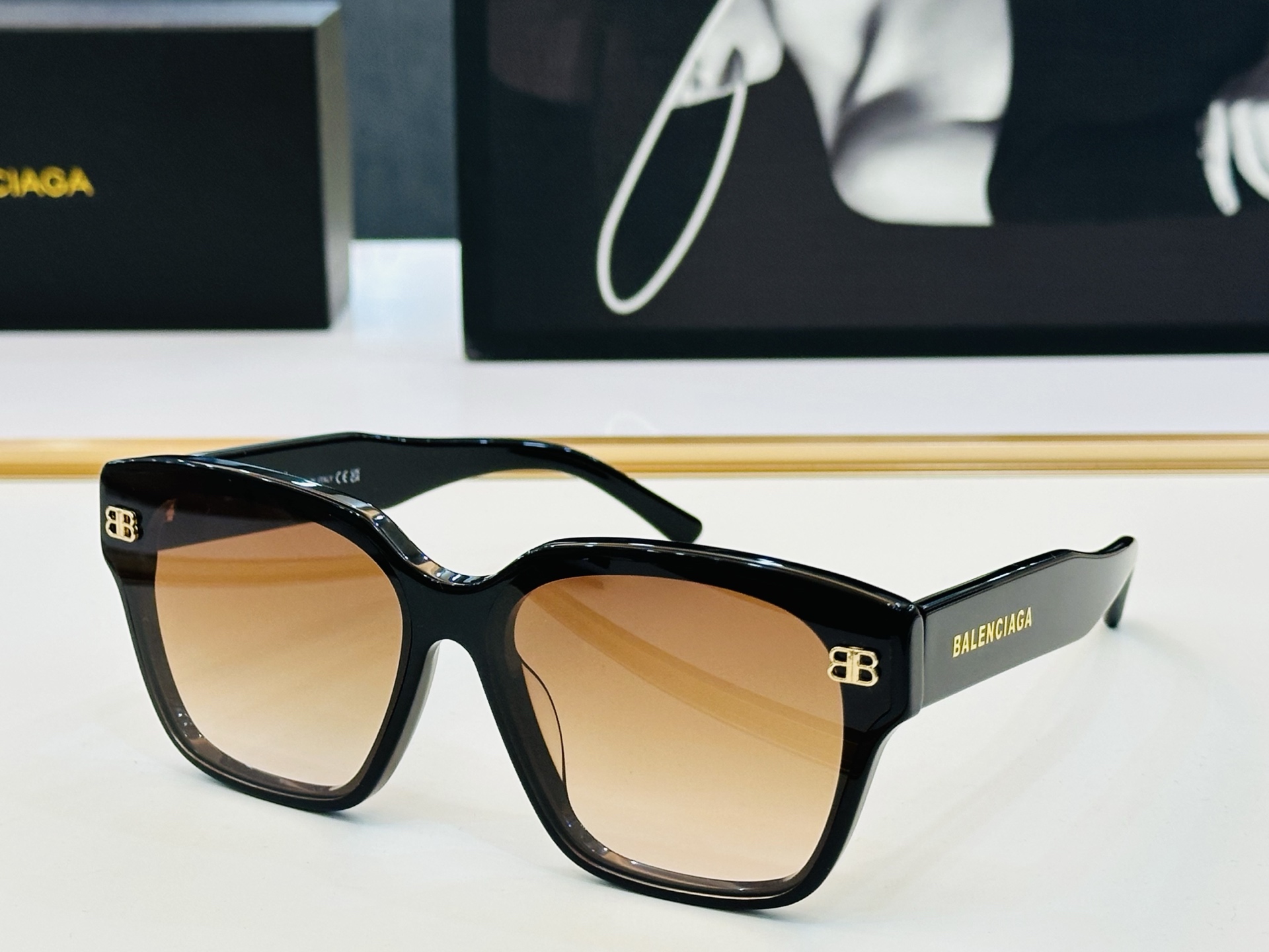 BALENCIAGA巴黎世家 最新 版型很特别的设计让人一眼爱上 BB0389S size 65口13-