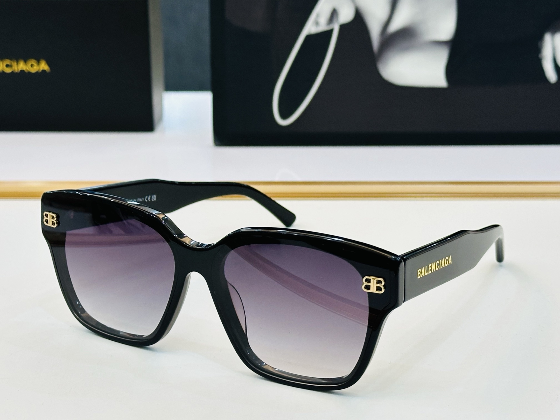 BALENCIAGA巴黎世家 最新 版型很特别的设计让人一眼爱上 BB0389S size 65口13-