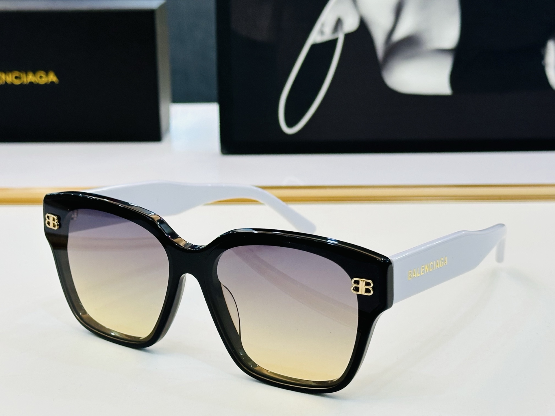 BALENCIAGA巴黎世家 最新 版型很特别的设计让人一眼爱上 BB0389S size 65口13-