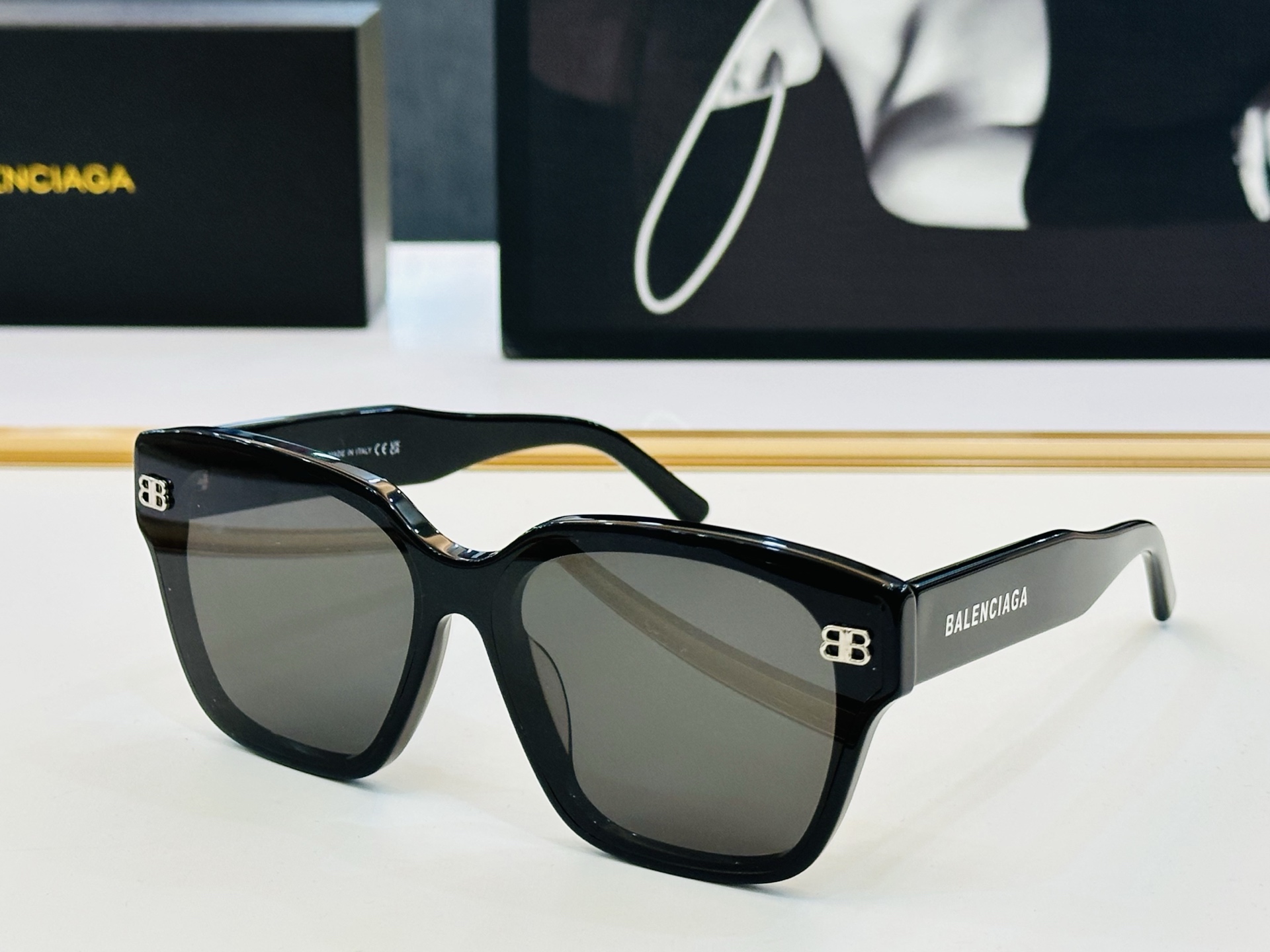 BALENCIAGA巴黎世家 最新 版型很特别的设计让人一眼爱上 BB0389S size 65口13-